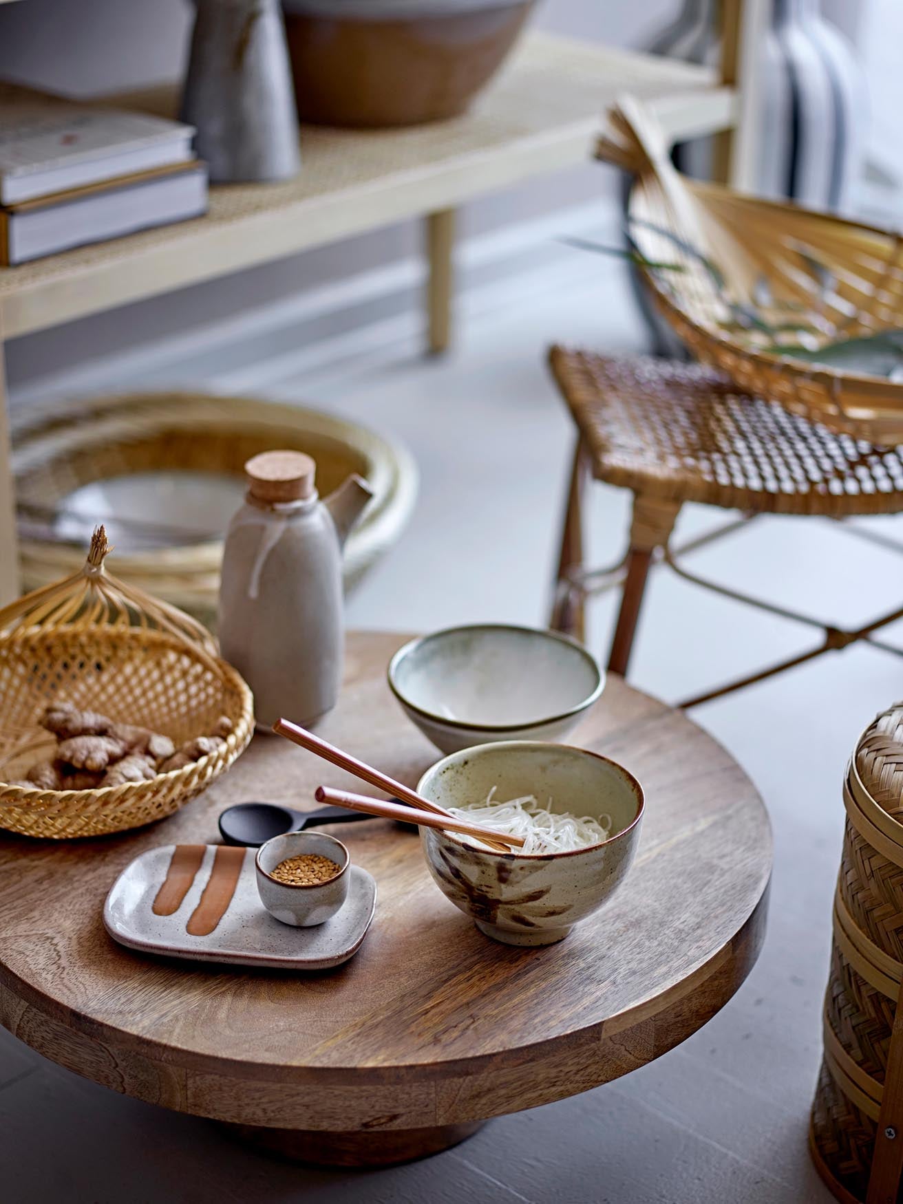 Die Masami Schale von Bloomingville aus weißem Steingut besticht durch ihr minimalistisches Design und ihre vielseitige Nutzung.