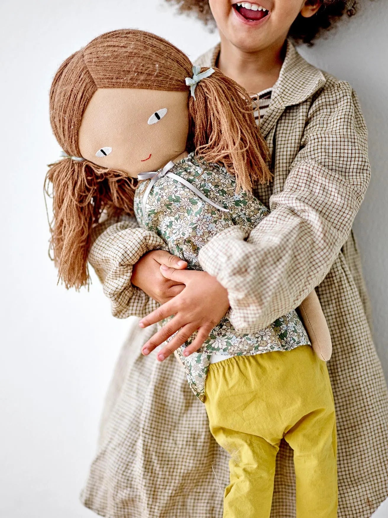 Lilo Doll in Gelb: Handgefertigte Baumwollpuppe von Bloomingville Mini.