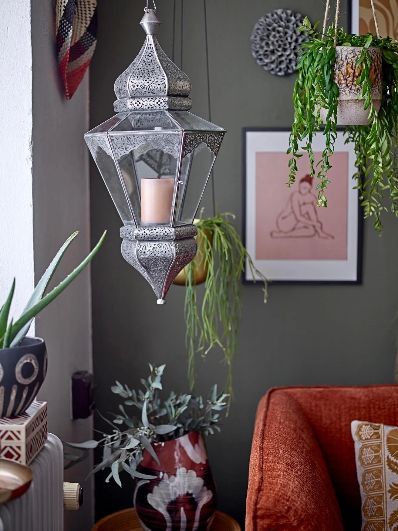 Eleganter Magnus Blumentopf aus schwarzem Steingut von Bloomingville: robust, atmungsaktiv, zeitlos, ideal für Innen- und Außendekor.