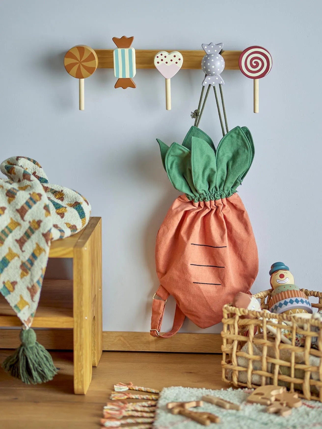 Rudy Kleiderständer: Charmanter Ordnungshelfer aus Kiefer für Kinder.