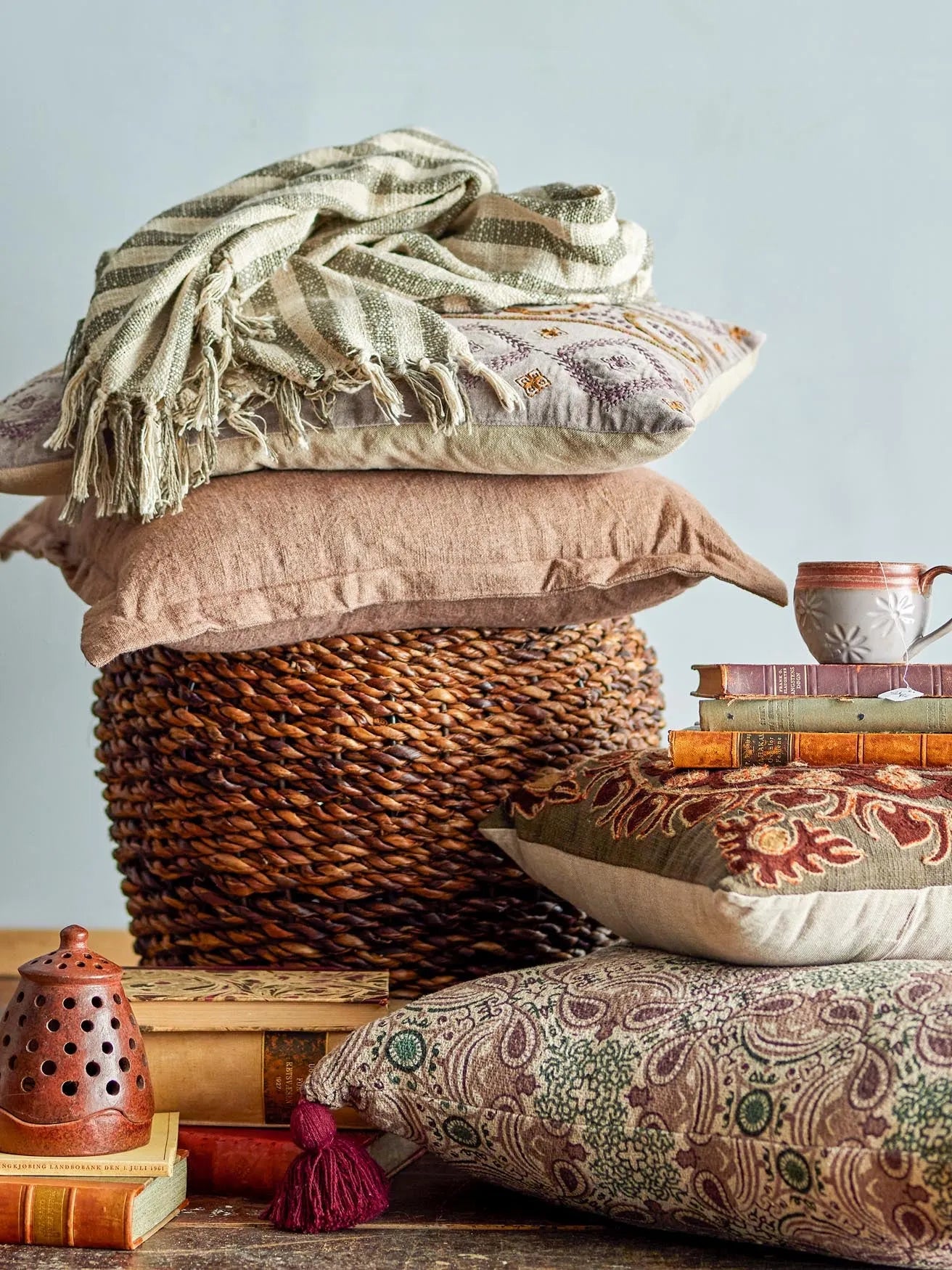 Rustikaler Norra Teelichthalter aus Terrakotta von Creative Collection.