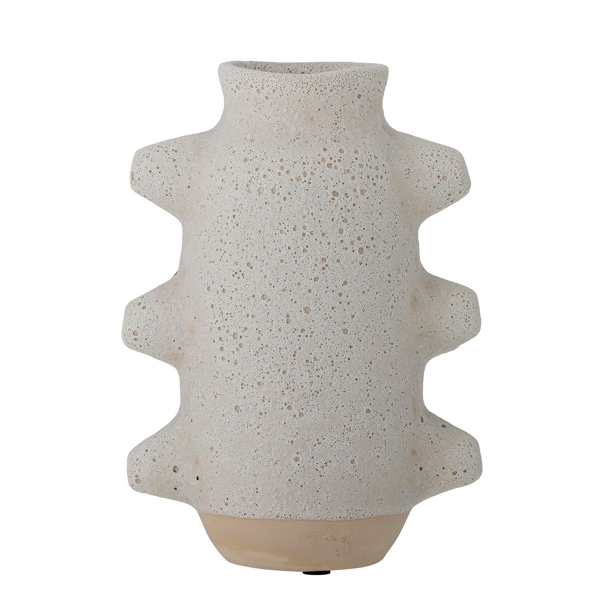 Die Birka Vase von Bloomingville aus weißer Keramik überzeugt mit schlichter Eleganz und einem modernen, zeitlosen Design.