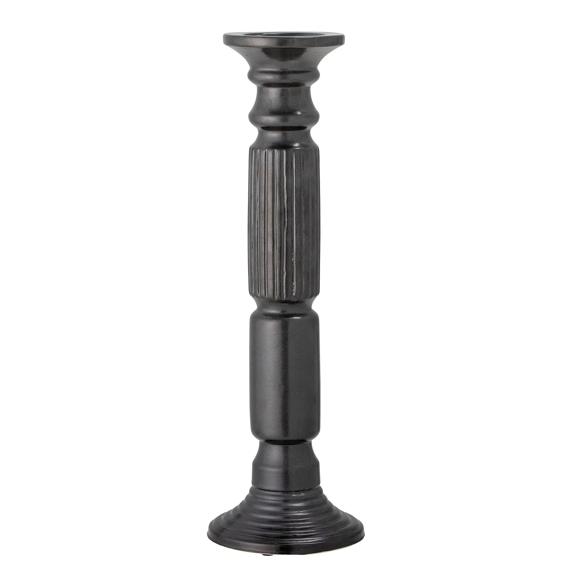 Eleganter schwarzer Kerzenständer aus Keramik von Bloomingville, ideal für stilvolle Dekoration und stimmungsvolle Akzente.