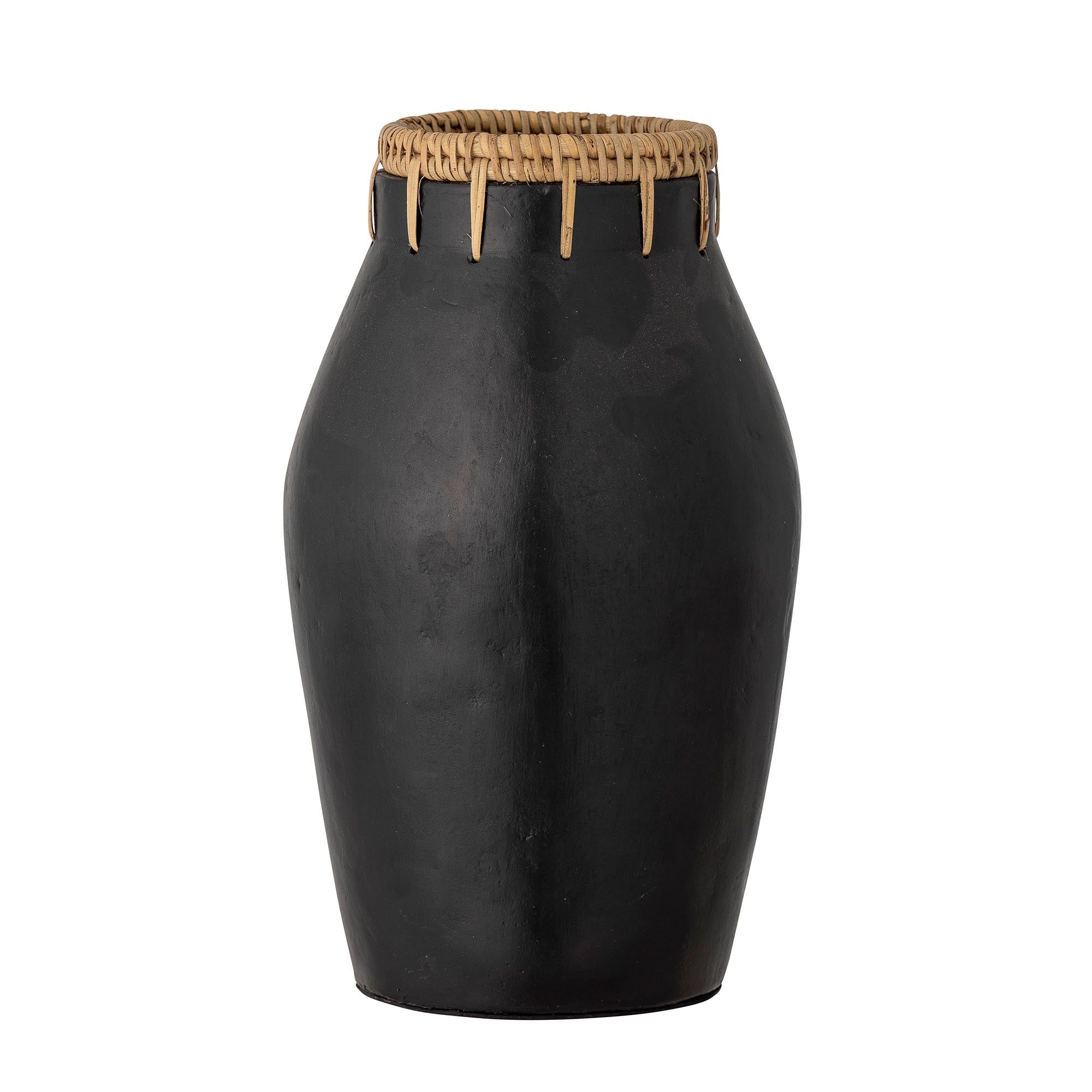 Die Dixon Deko-Vase von Bloomingville aus schwarzer Terrakotta mit Rattan-Detail verleiht jedem Raum Eleganz und natürliche Textur.