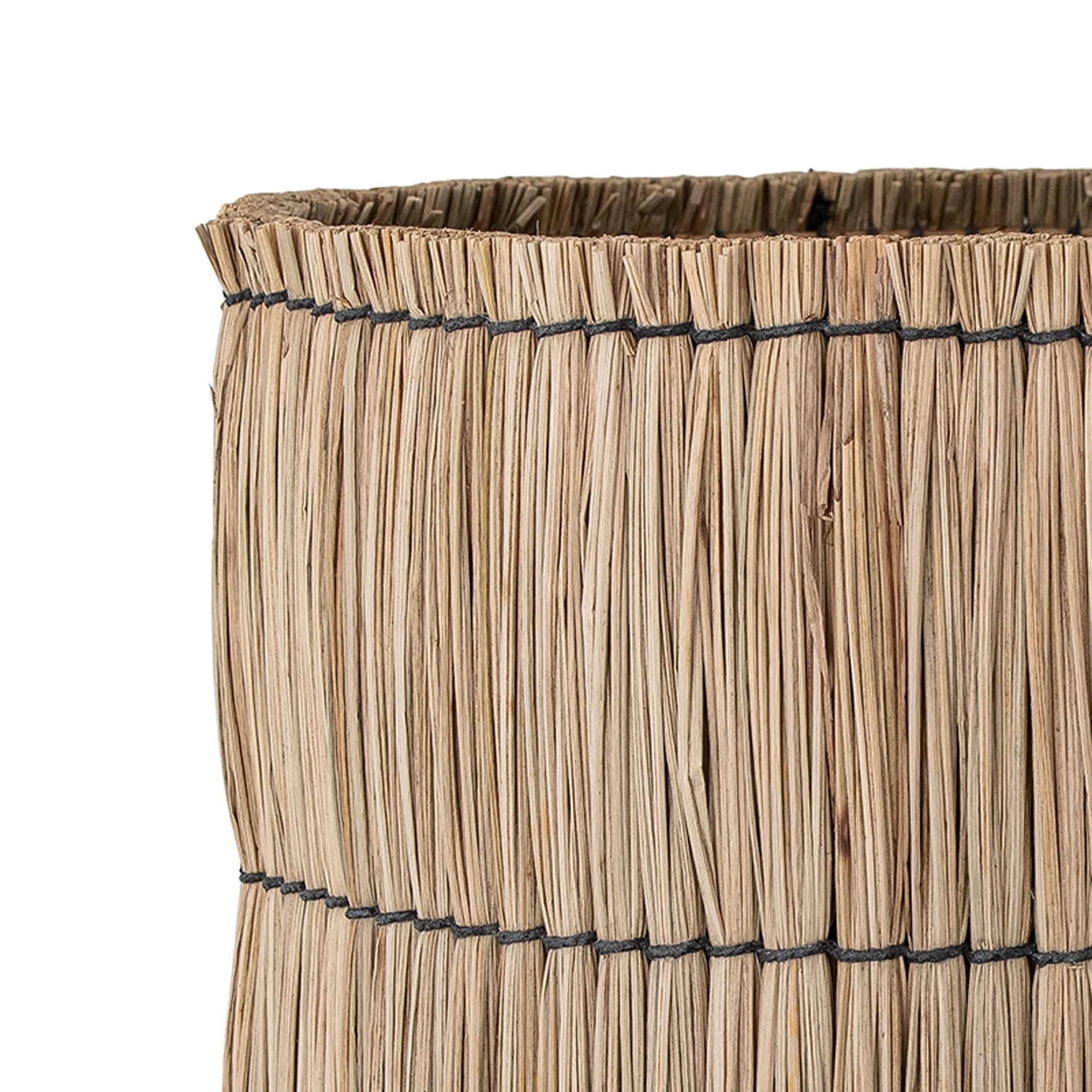 Stilvoller Korb aus Mendong-Gras, ideal für nachhaltige Dekoration.
