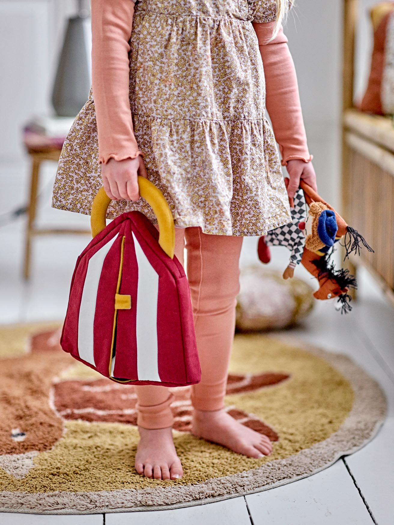 Entdecke das Theobald Soft Toy von Bloomingville Mini – ein rotes Plüschtier aus Baumwolle, ideal für kreative Rollenspiele und Kuschelstunden!