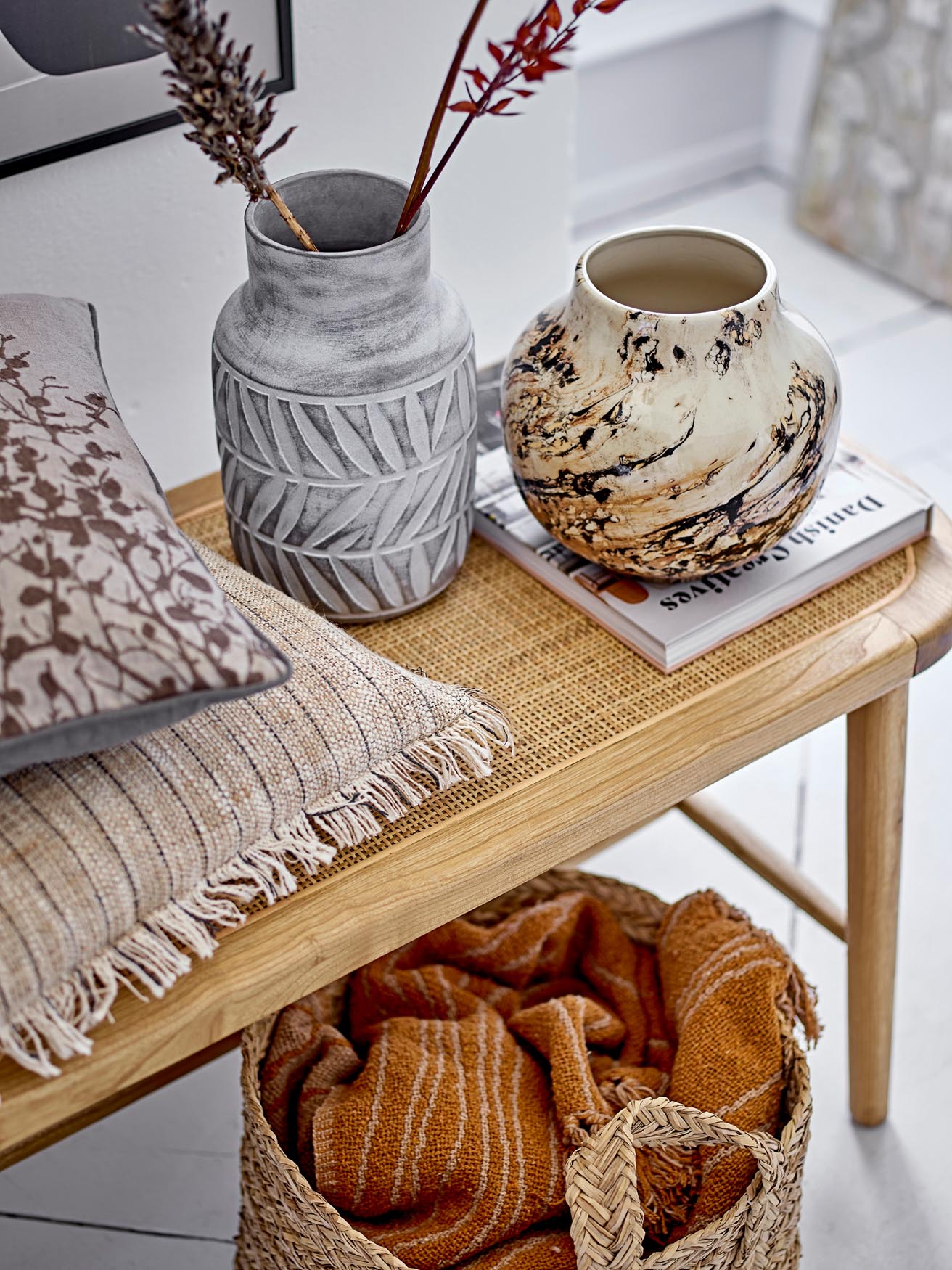 Elegante Teakbank mit Zuckerrohr-Sitz, ideal für drinnen und draußen, zeitloser Stil für jeden Raum.