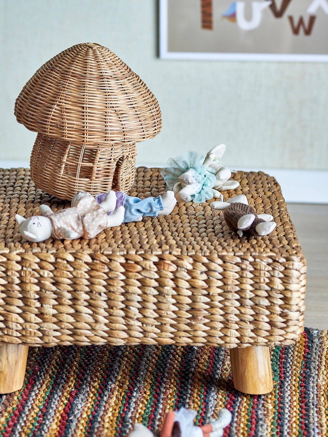 Der Mojo Hocker von Bloomingville Mini aus Wasserhyazinthe bringt natürlichen Charme ins Kinderzimmer und ist vielseitig einsetzbar.