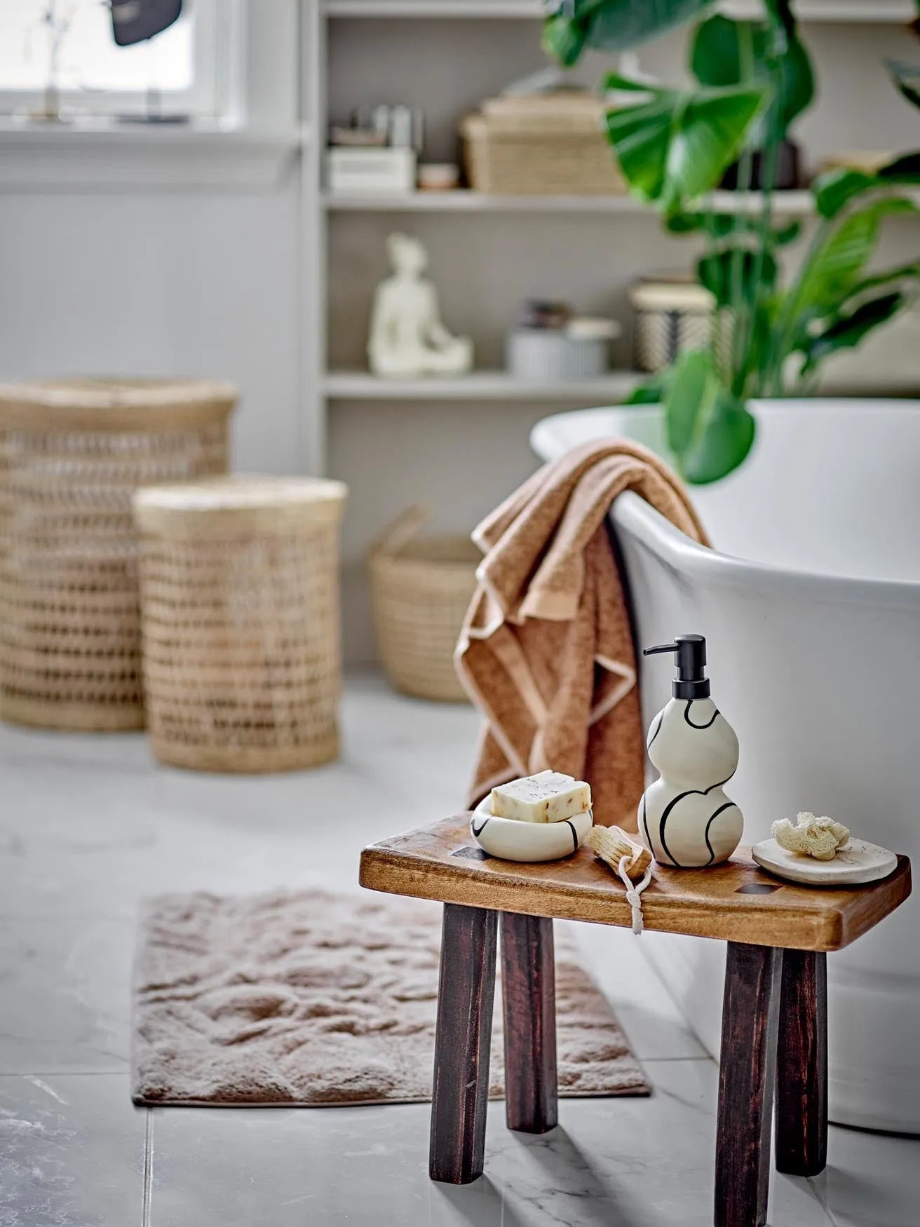 Hern Sockel aus braunem Mangoholz, stilvoll von Bloomingville.