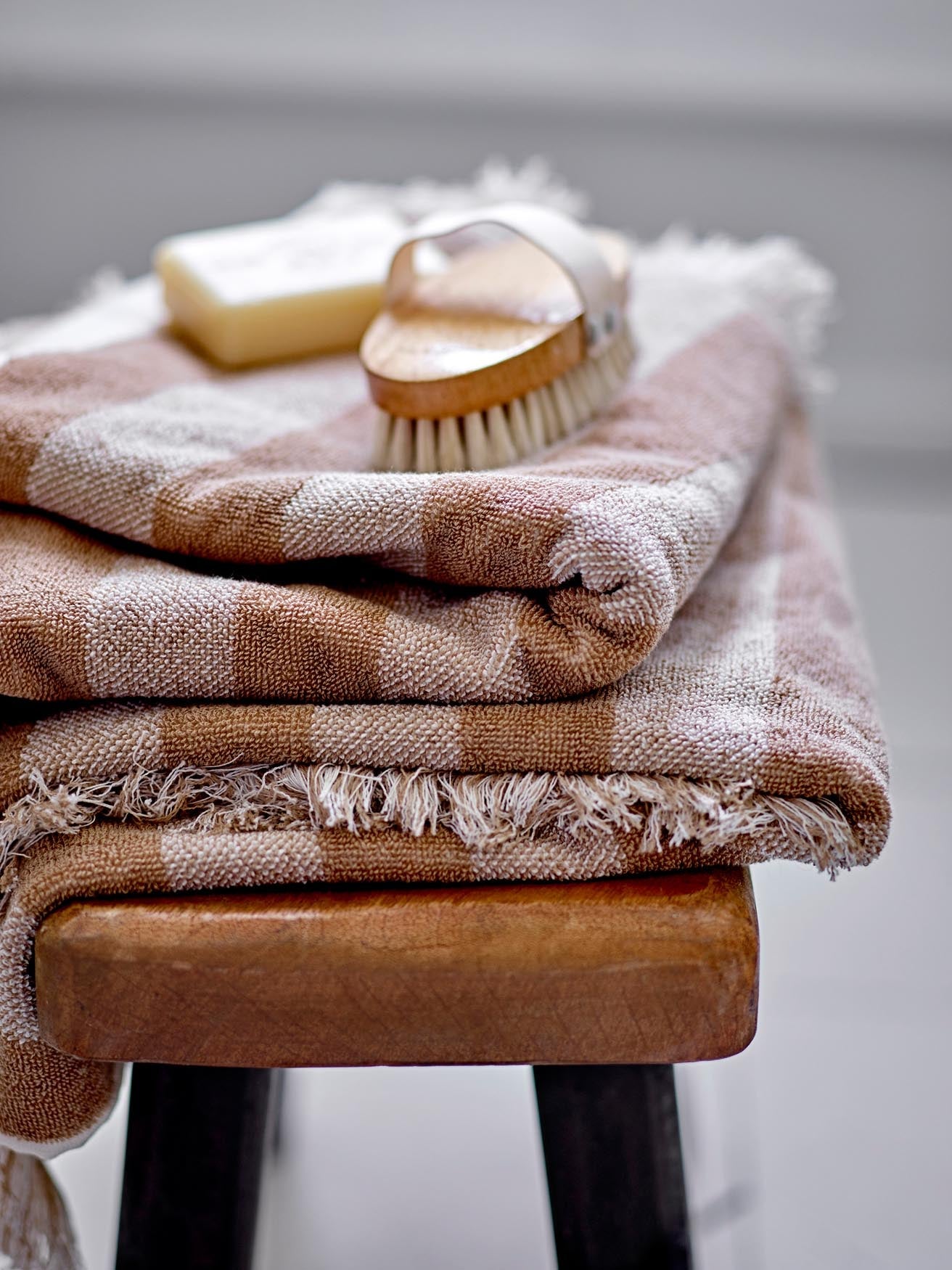Das Elaia Handtuch von Bloomingville in Braun aus Baumwolle ist stilvoll, weich und ideal für ein modernes Badezimmer.