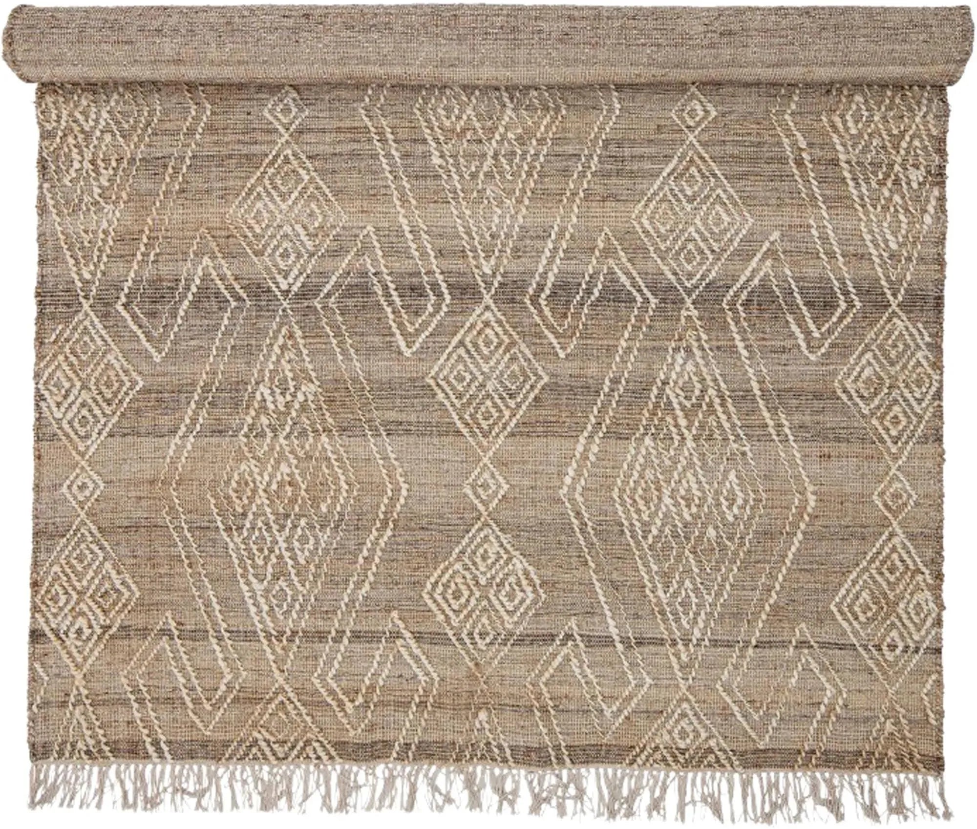 Ein natürlicher Jute-Teppich mit sanften Farben und Fransen, ideal für gemütliche Wohnräume.