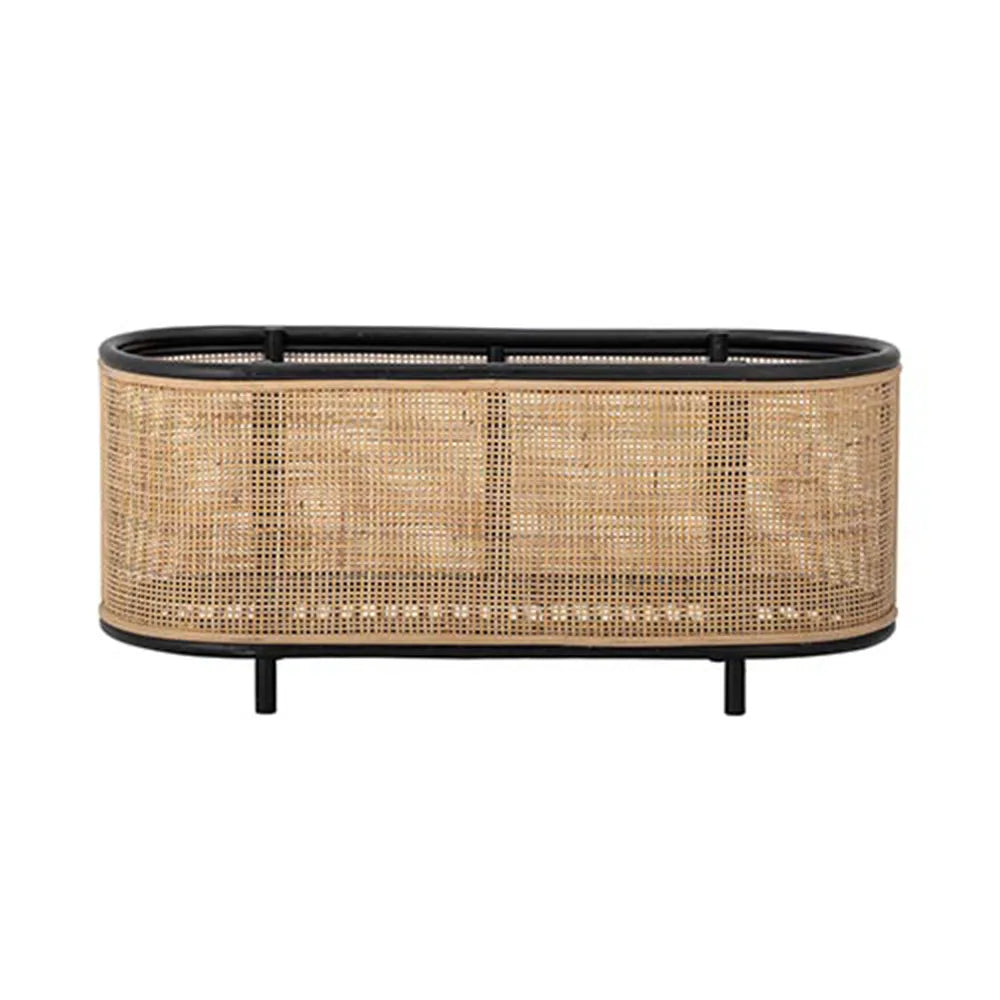 Eleganter Rattan-Pflanzkasten von Bloomingville, ideal für stilvolle Pflanzenpräsentation, mit modernem Rohrrahmen und natürlicher Ästhetik.