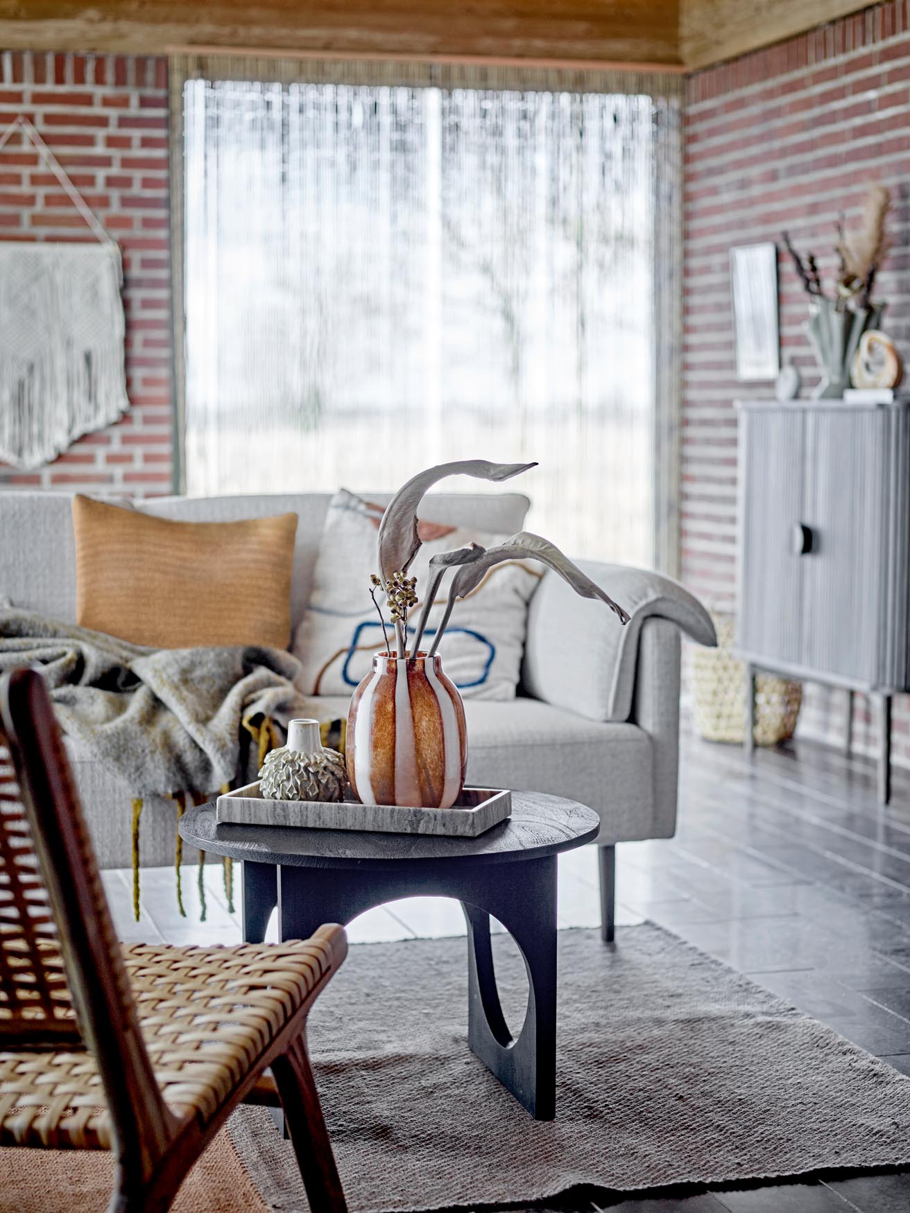 Das Chesham Sofa von Bloomingville in Weiß aus Polyester vereint modernes Design mit Gemütlichkeit für Ihr Wohnzimmer.