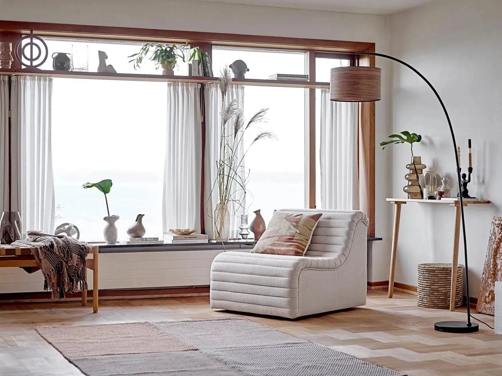 Eleganter Allure Loungesessel im Retro-Look, aus Nadelholz und Polyester, stilvoll und komfortabel.