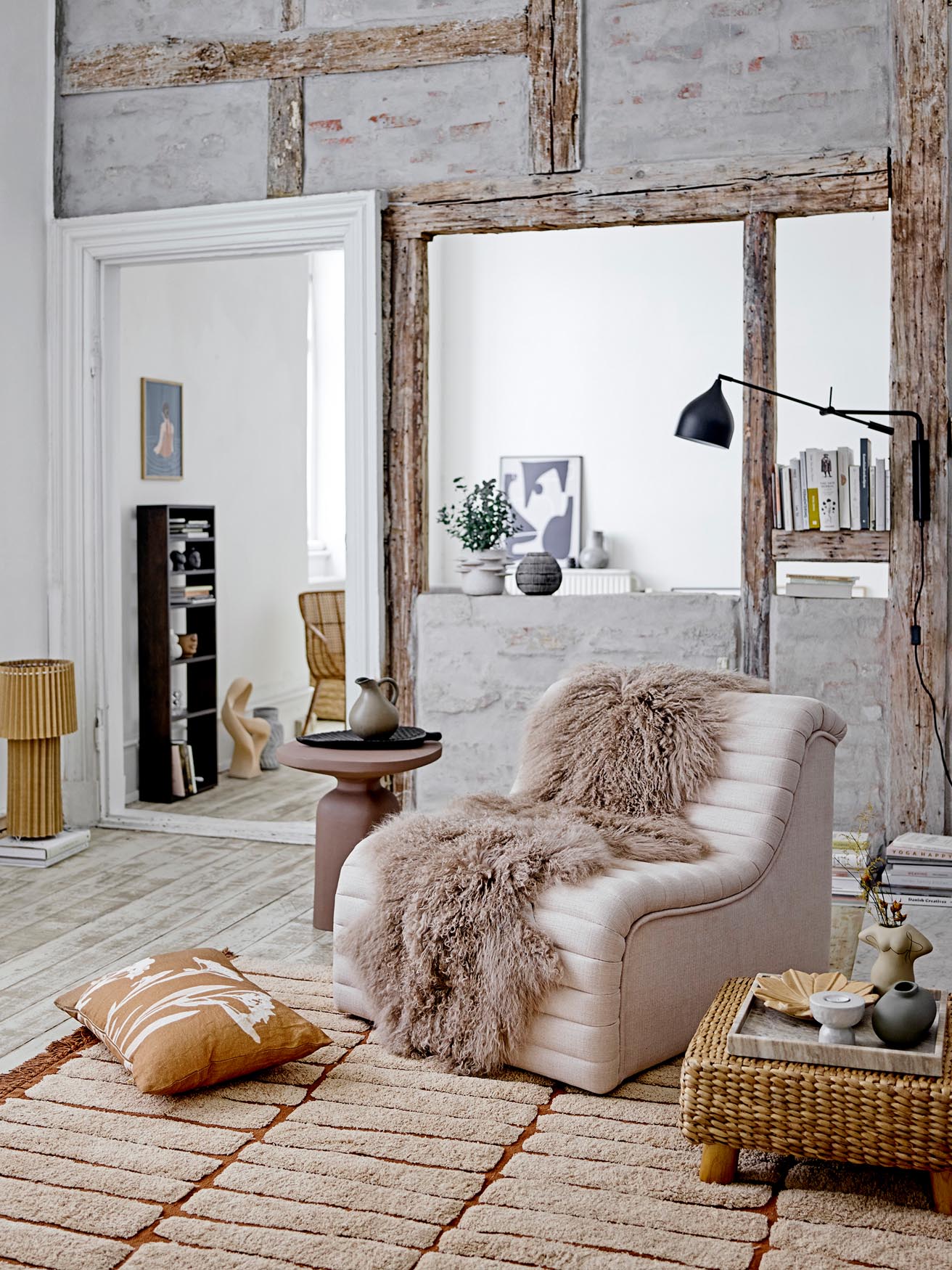 Der Allure Loungesessel von Bloomingville vereint Retro-Charme mit Komfort und Langlebigkeit, ideal für stilvolle Räume.