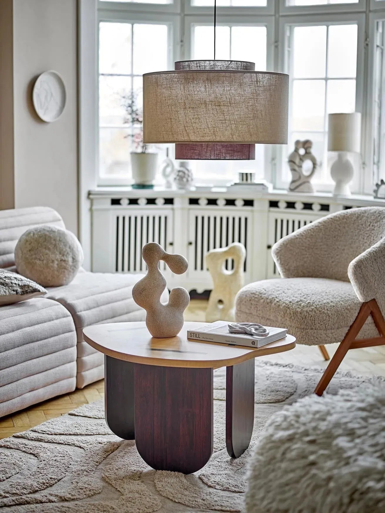 Der Allure Loungesessel von Bloomingville vereint Retro-Charme mit Komfort und Langlebigkeit, ideal für stilvolle Räume.