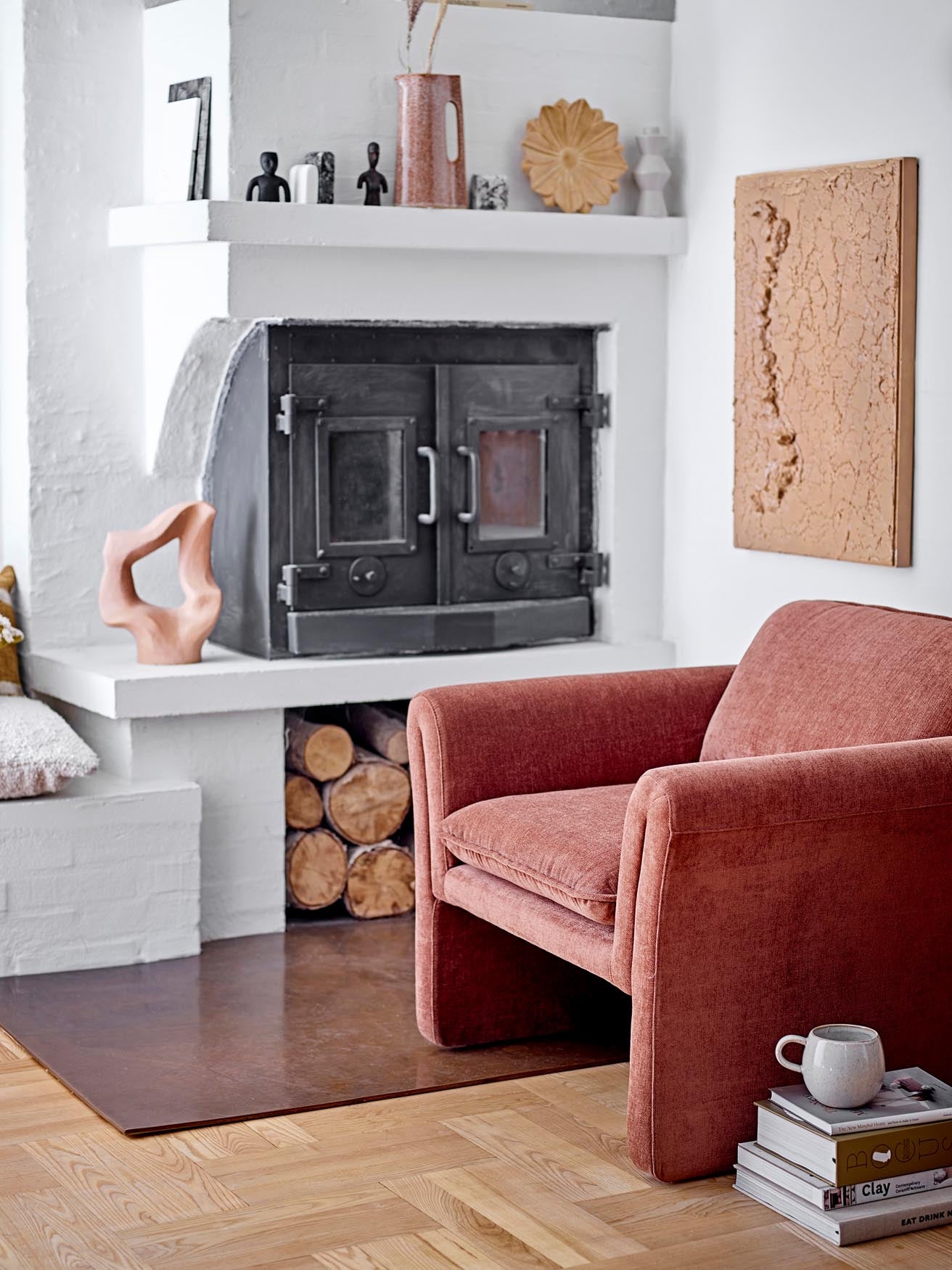 Eleganter brauner Loungesessel aus Polyester, skandinavisches Design, ideal für stilvolle Entspannung.