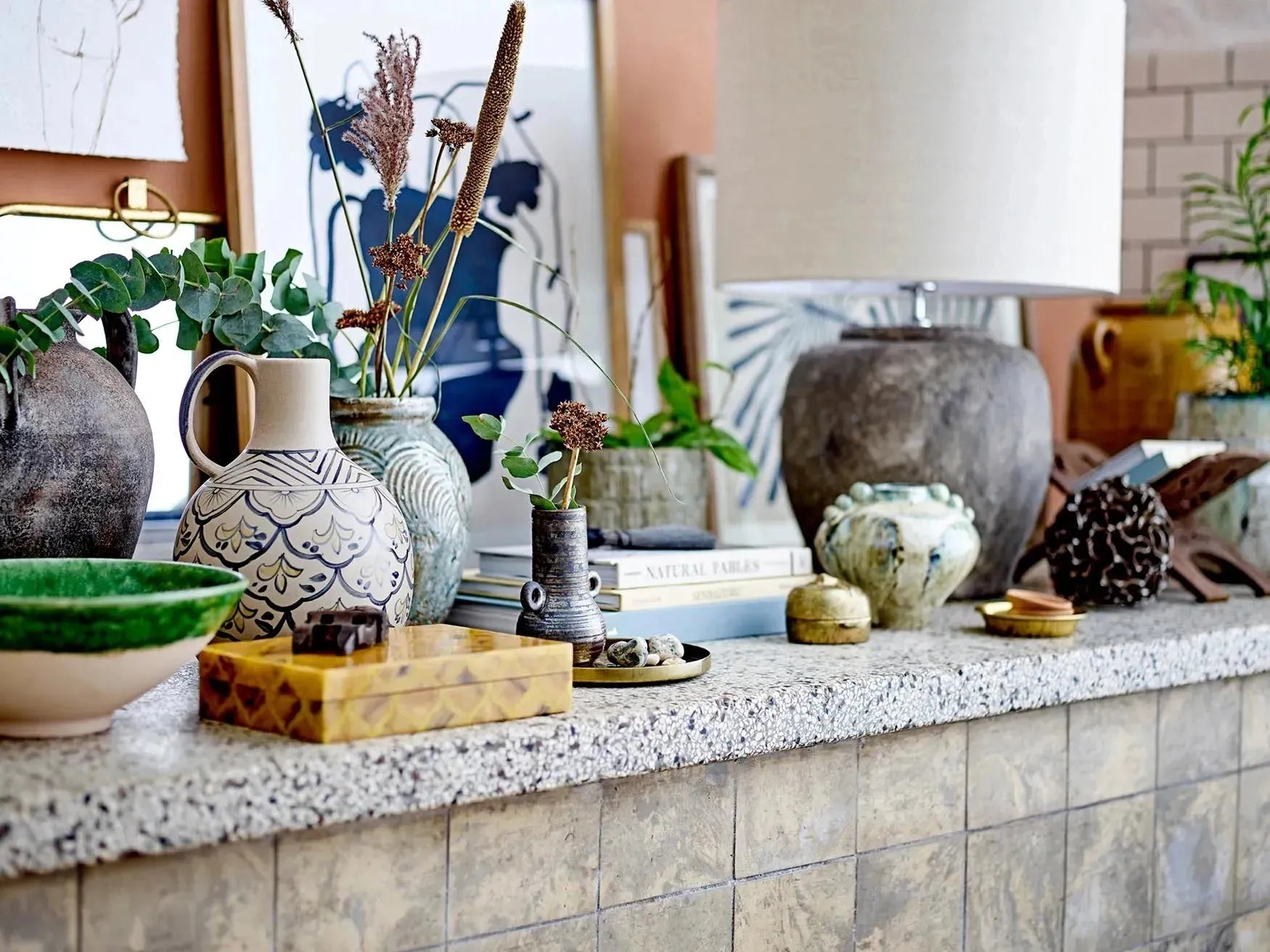 Isabelle Tischlampe, graues Steingut, skandinavisches Design.