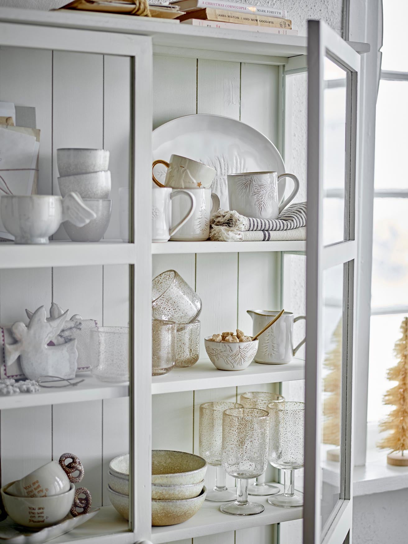 Stilvolles Wila Kabinett aus weißem Tannenholz von Bloomingville.
