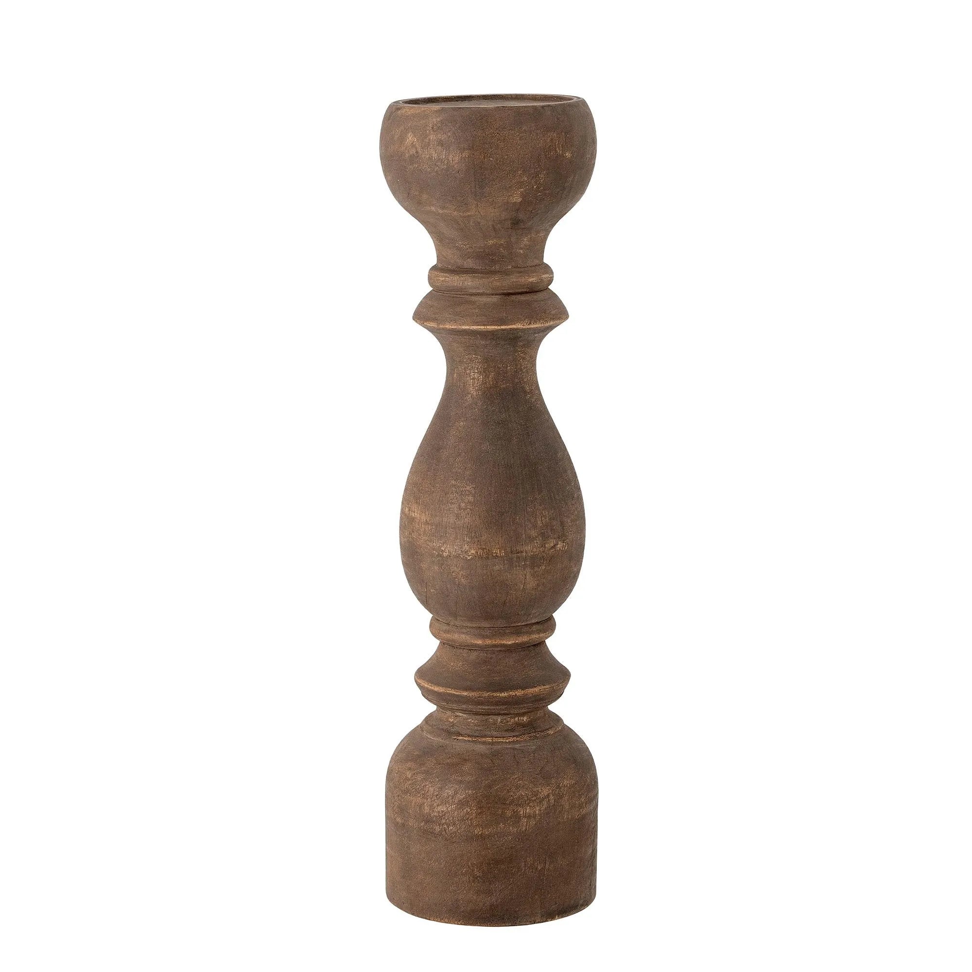 Eleganter Kerzenhalter aus handgeschnitztem Mangoholz, robust und nachhaltig, ideal für eine warme, rustikale Atmosphäre.