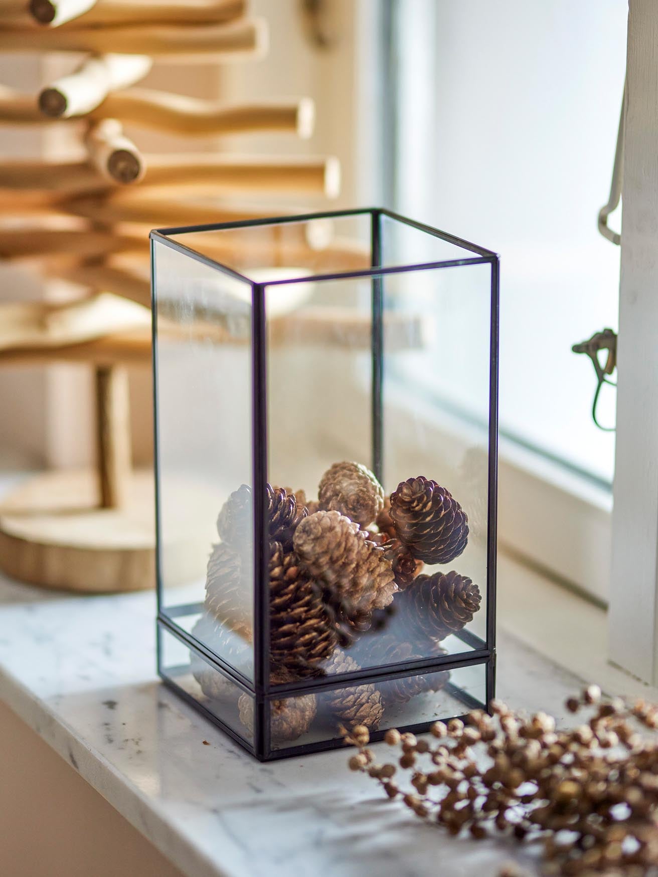 Stilvoller Filula Teelichthalter aus schwarzem Glas von Bloomingville, perfekt für eine moderne und gemütliche Atmosphäre.