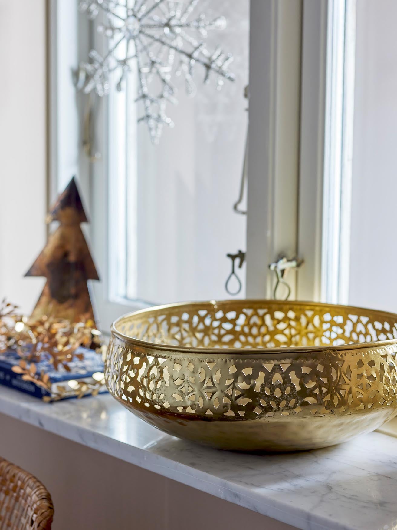 Aisha Schale in Gold von Bloomingville: Edles Design aus Metall.
