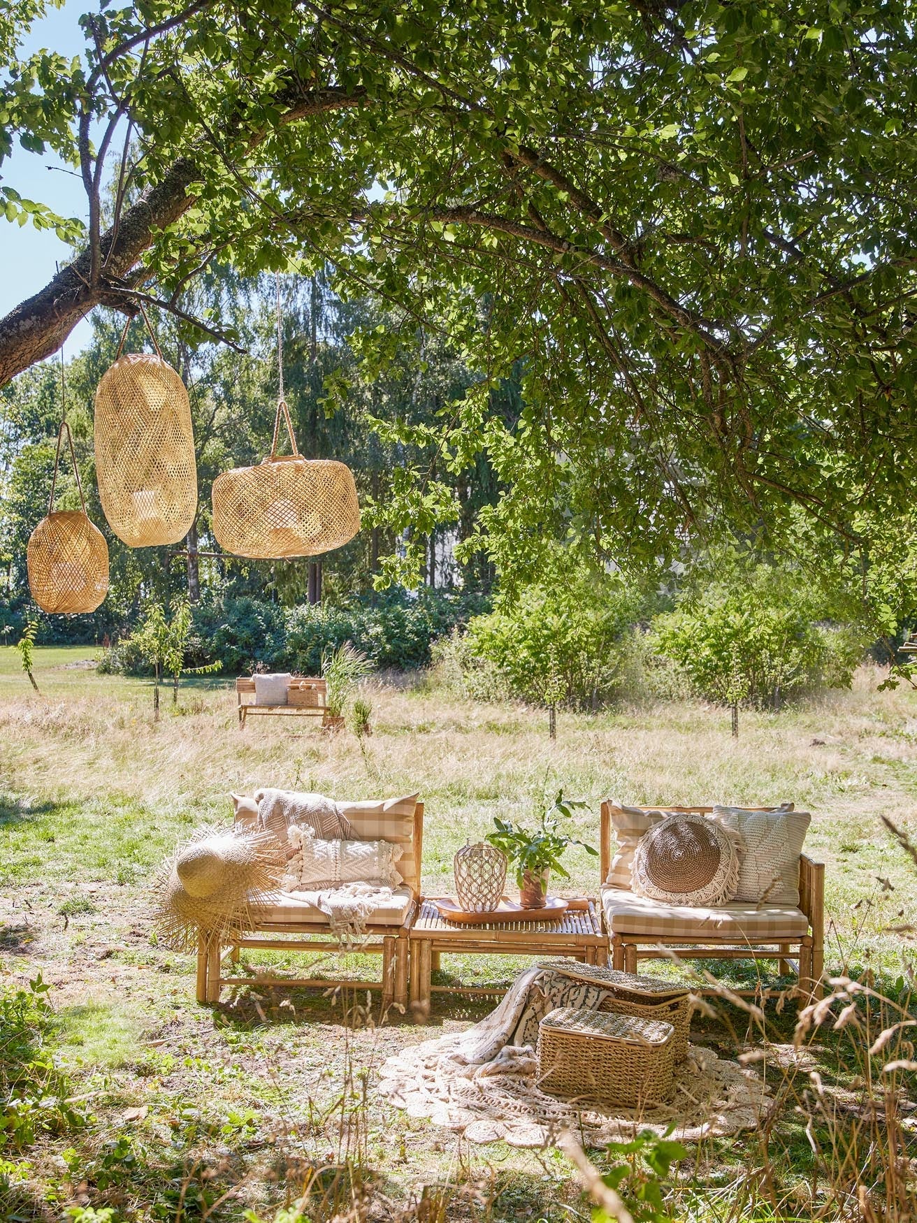 Die Musu Laterne von Bloomingville aus Bambus und Glas verleiht mit ihrem natürlichen Stil jedem Raum eine gemütliche und warme Ausstrahlung.