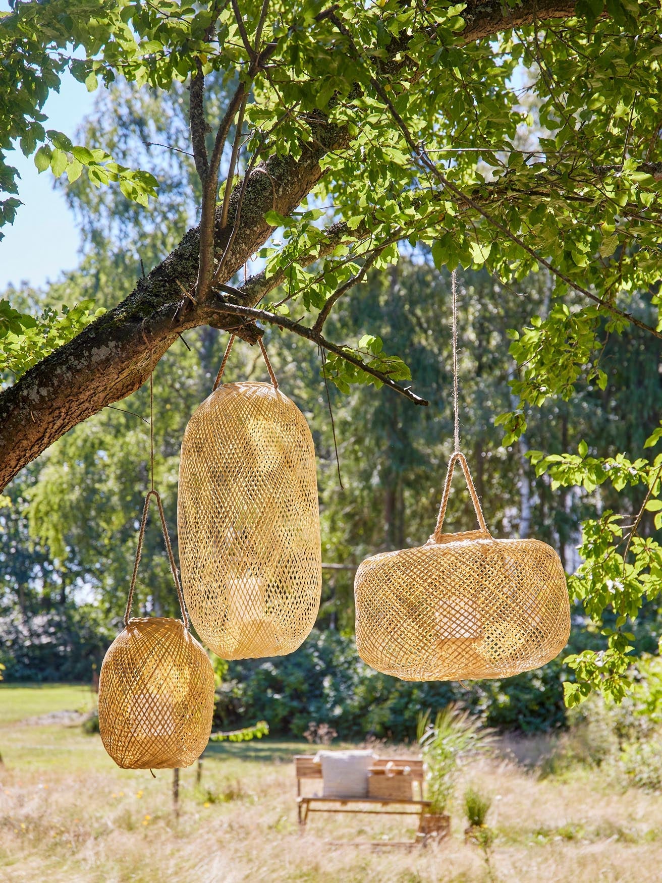 Die Musu Laterne von Bloomingville kombiniert Bambus und Glas für eine natürliche, warme Atmosphäre in jedem Raum.