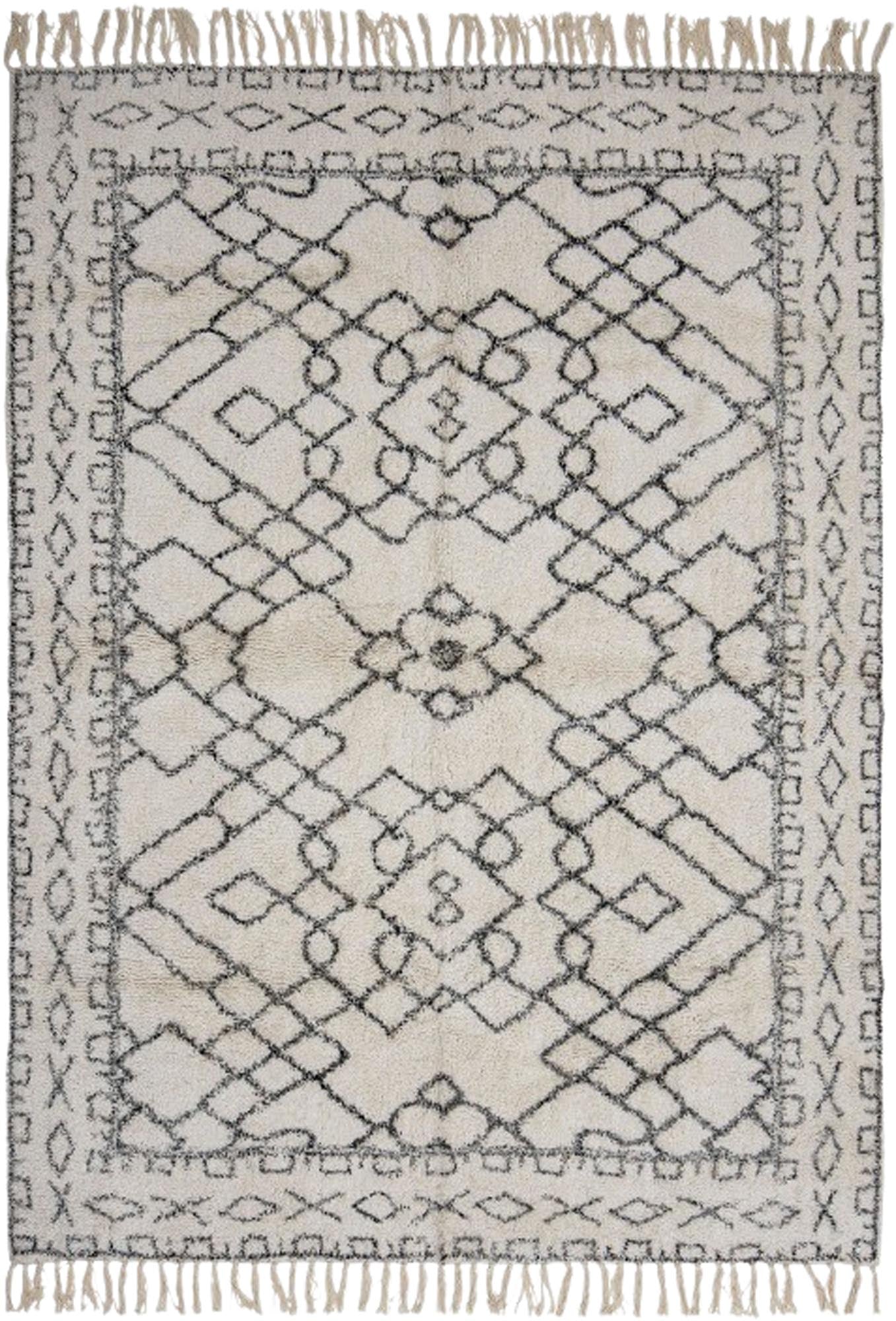 Der weiße Jaqueline Teppich von Bloomingville aus Baumwolle besticht durch geometrischen Druck und Fransen, ideal für jeden Raum.