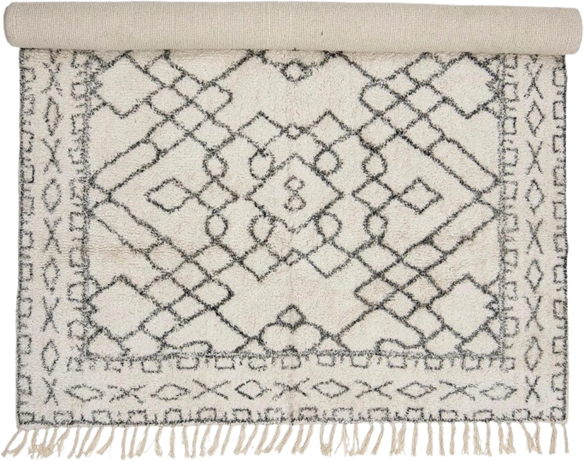 Eleganter Baumwollteppich in Weiß mit schwarzem Geometrie-Muster und Fransen, ideal für stilvolle Wohnräume.