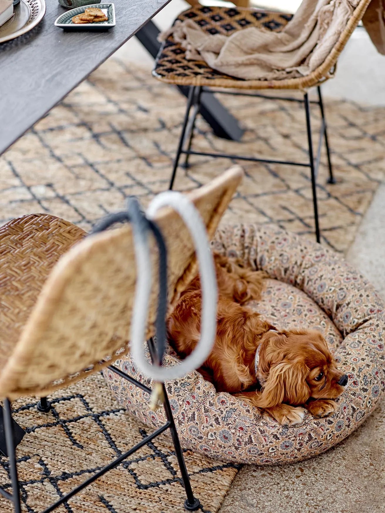 Der Gaya Teppich aus Jute mit schwarzem Muster bringt zeitlose Eleganz und Wärme in jeden Raum, ideal für drinnen und draußen.
