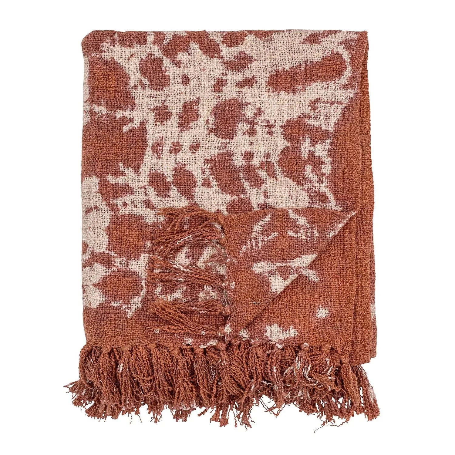 Die Giuseppa Decke aus weicher Baumwolle mit braunem Batikmuster bietet Wärme und Stil für kalte Nächte.