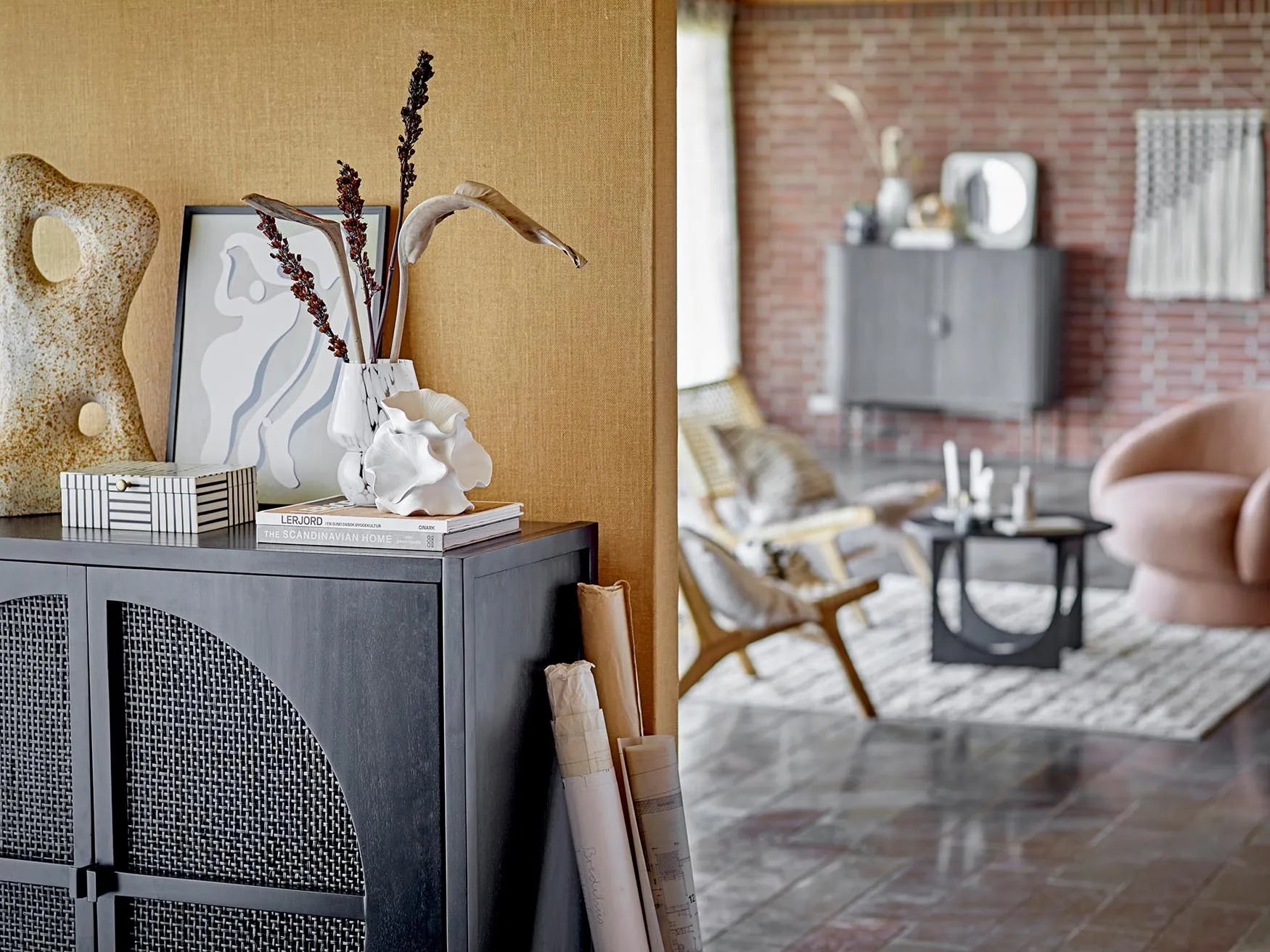 Modernes Trento Kabinett, schwarz, aus Gmelina-Holz von Bloomingville.