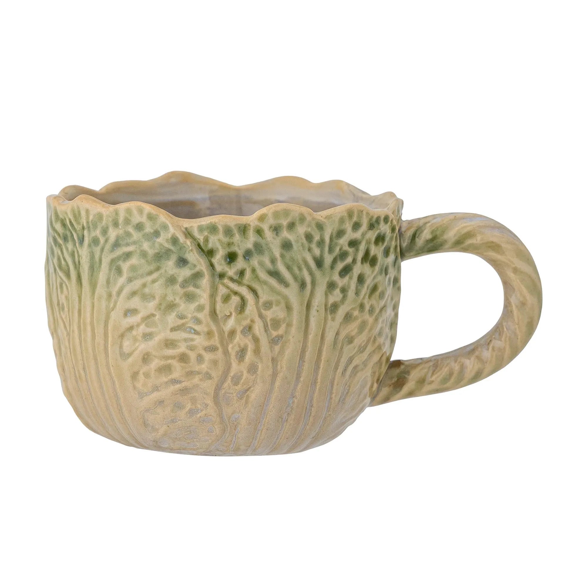 Savanna Tasse von Bloomingville: Grüne Steingut-Tasse in Blattform, robust, spülmaschinenfest, einzigartig und vielseitig einsetzbar.
