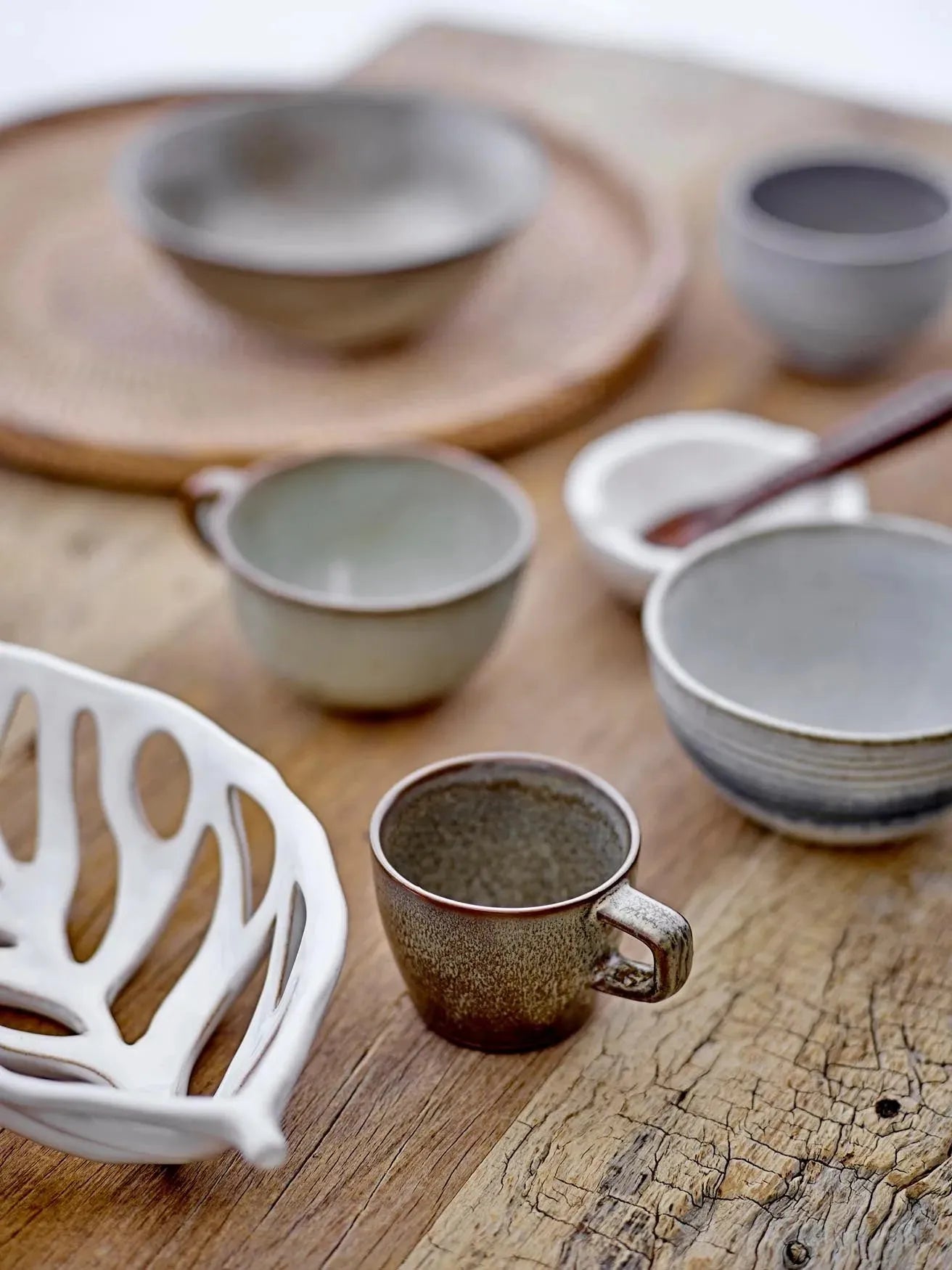 Nohr Tasse von Bloomingville: Braunes Steingut, nordische Prägung, individuelle Glasur, spülmaschinenfest, skandinavisches Design.