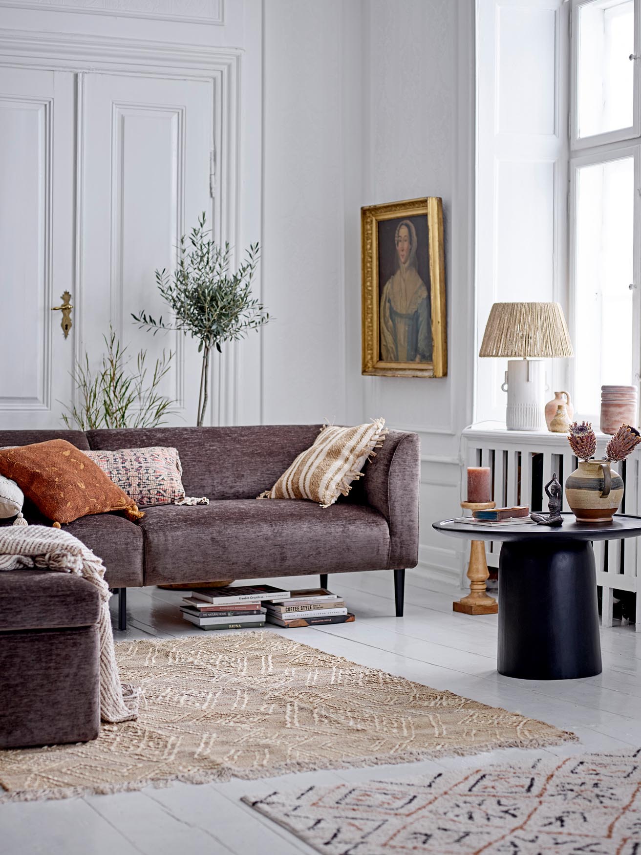 Die Rama Tischlampe von Bloomingville besticht durch ihr weißes Steingutdesign und bietet eine elegante, moderne Beleuchtungslösung.