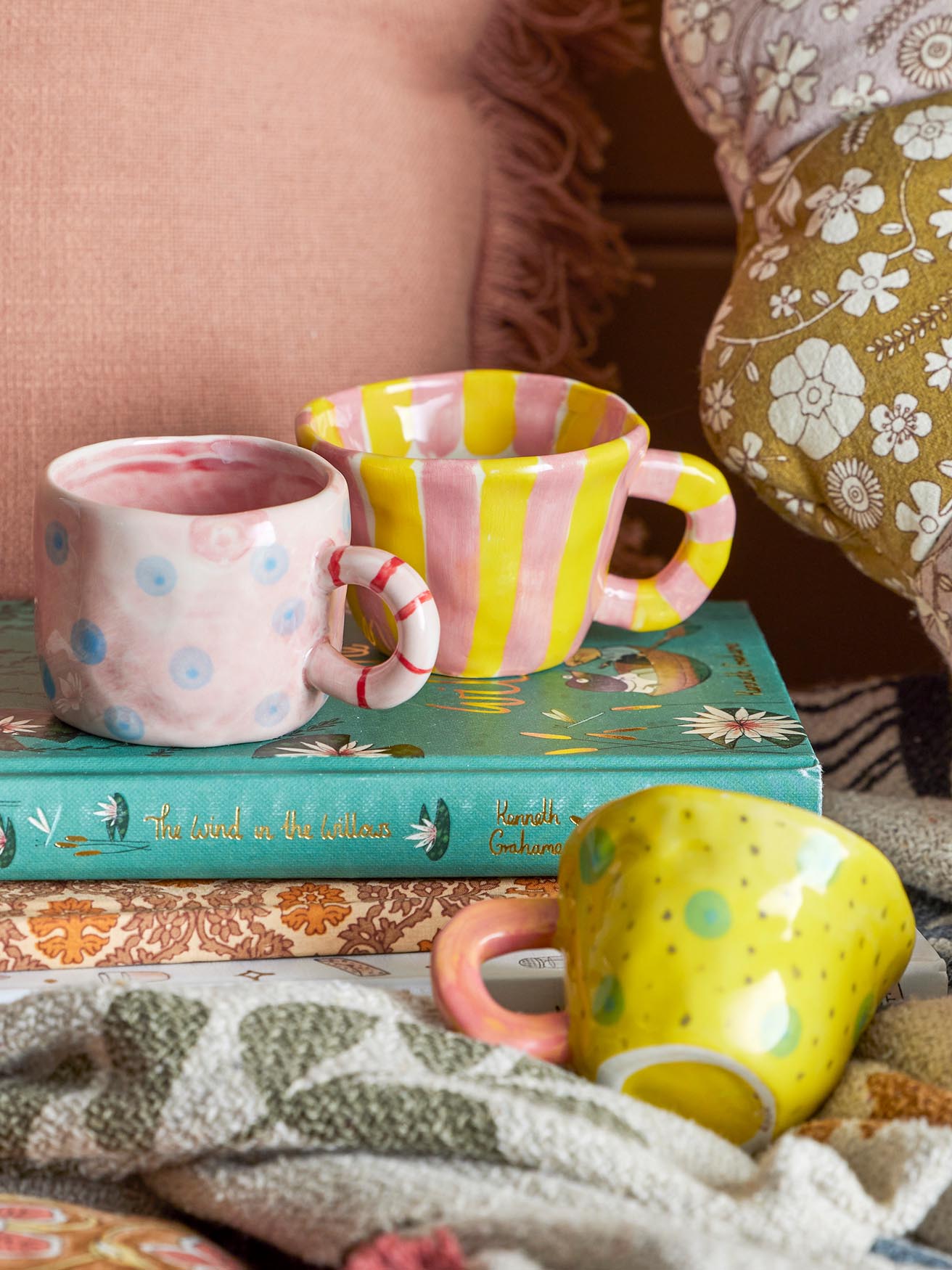 Entdecken Sie die Nini Tasse von Bloomingville Mini: Robustes Steingut in fröhlichem Gelb, ideal für Kinder und jeden Anlass!