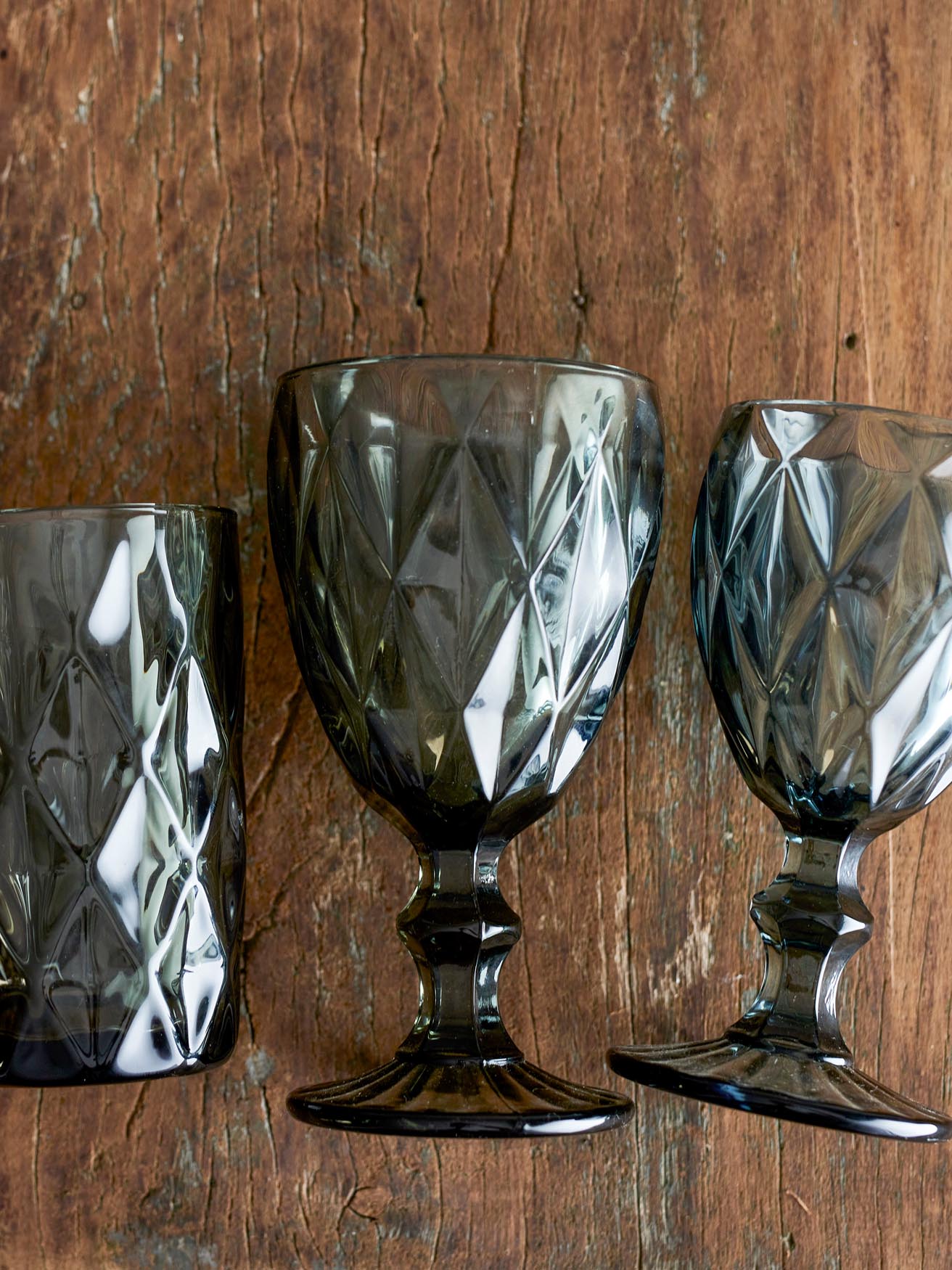 Stilvolles Asana Weinglas in Grau von Creative Collection, aus edlem Glas, perfekt für elegante Anlässe und besonderen Weingenuss.