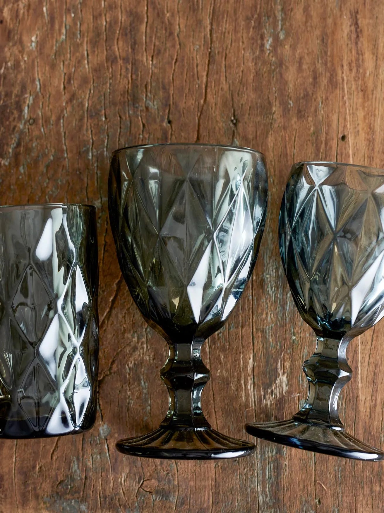 Elegantes Asana Glas in Grau: Perfekt für stilvolle Tischdekoration.