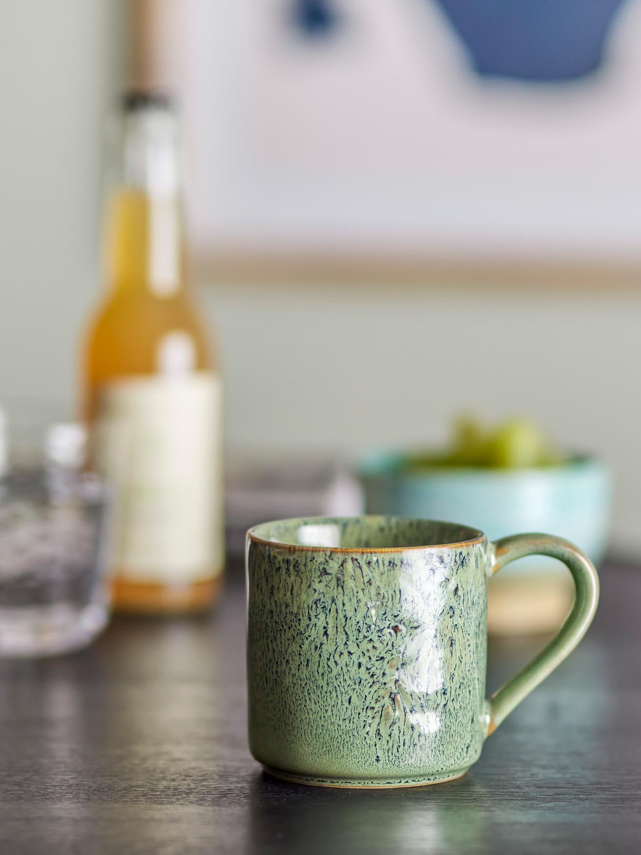 Grüner Feras Becher aus Steingut von Bloomingville, modern & langlebig.