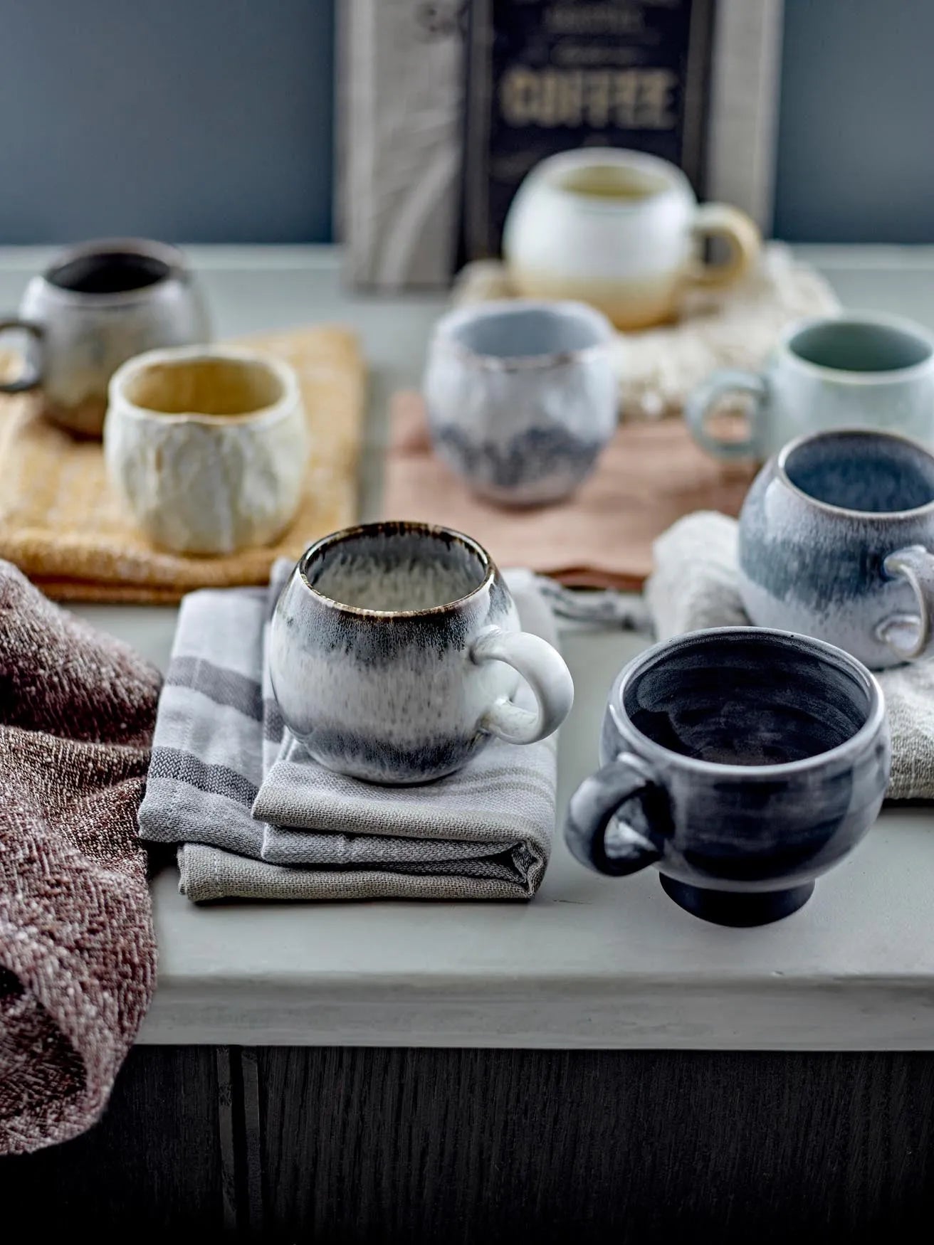 Stilvolle Emilo Tasse in Grau von Bloomingville, aus Steingut mit einzigartiger Glasur, robust und ideal für Kaffee oder Tee.