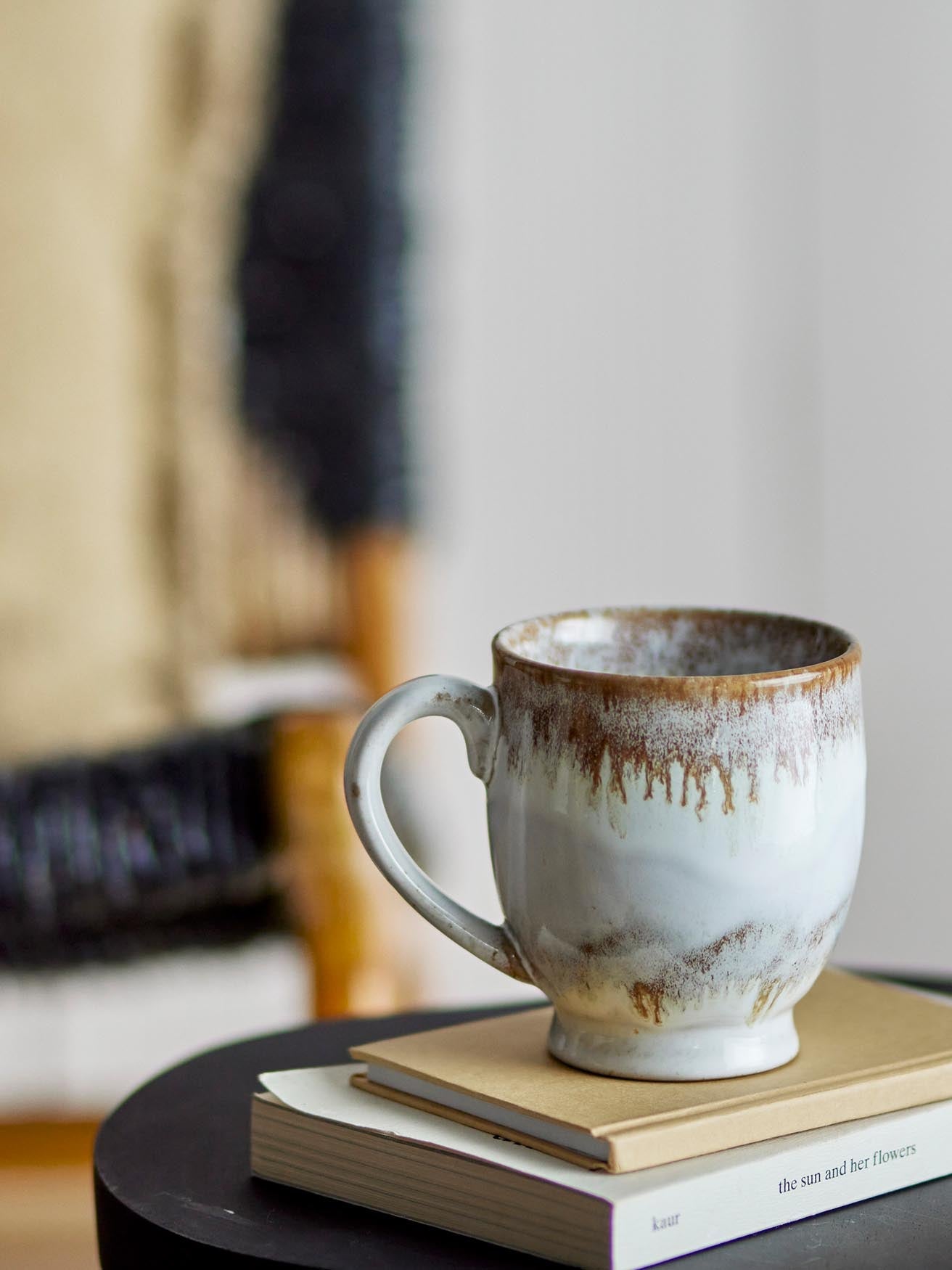 Elegante Jatoba Tasse in Grau aus Steingut von Creative Collection.