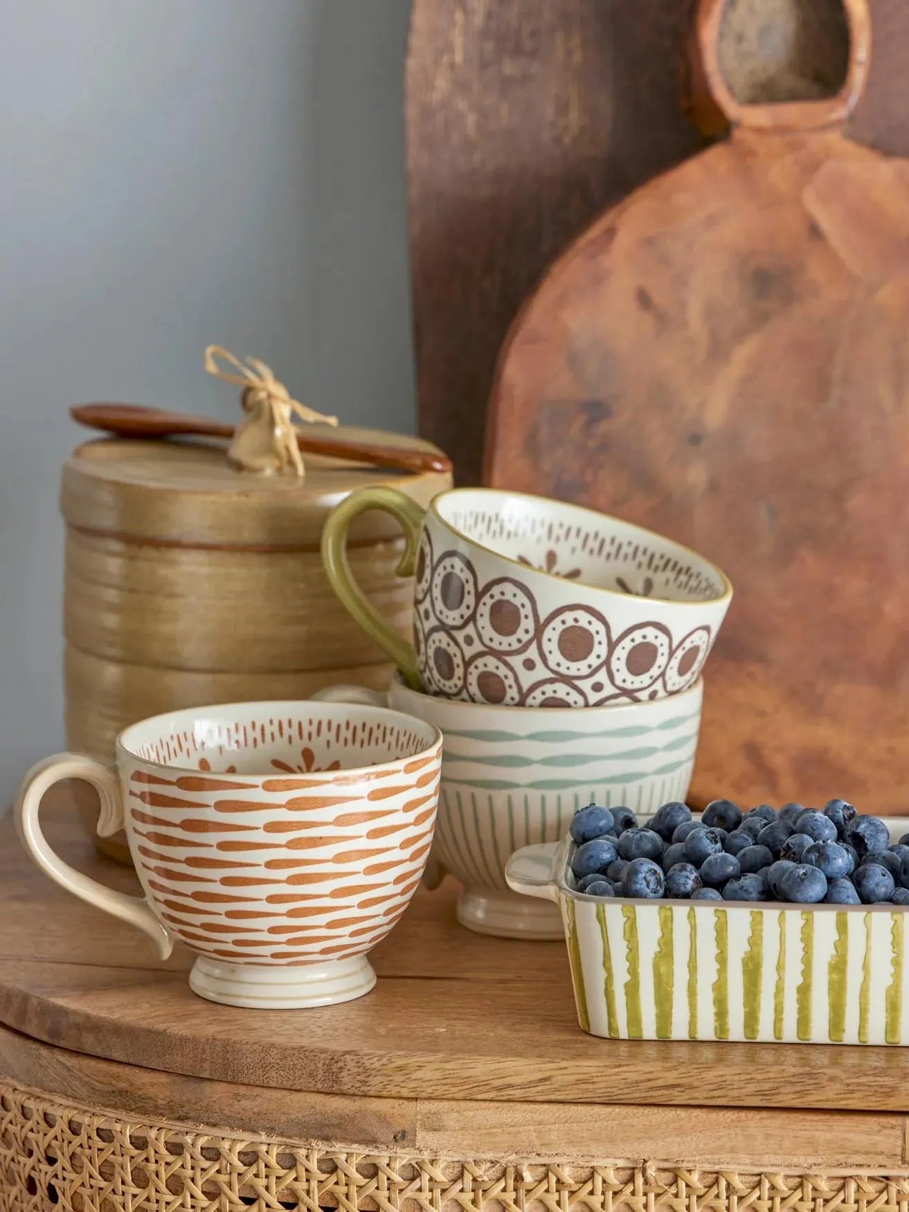 Handgefertigter Steingutbecher in Orange von Creative Collection.