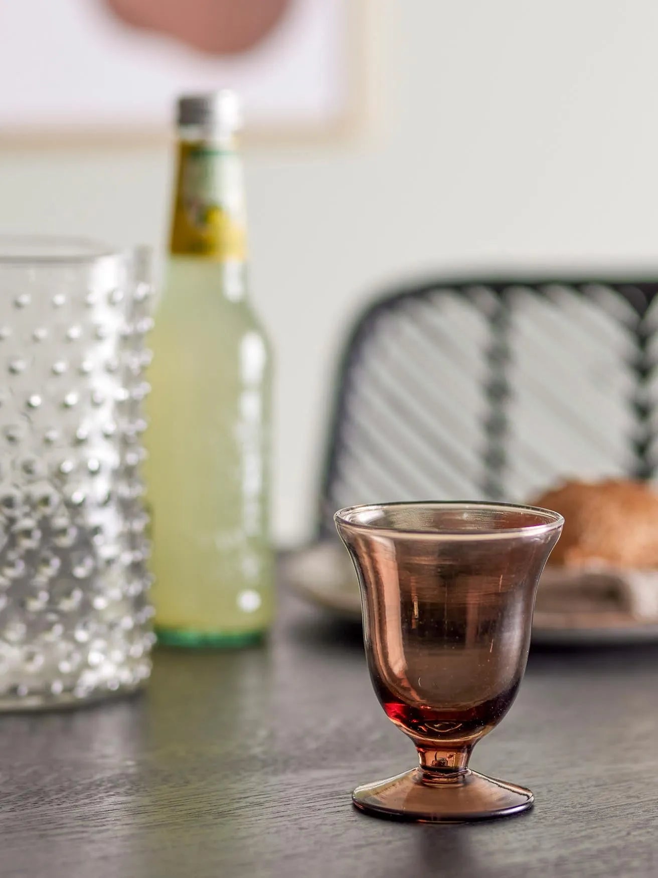 Elegantes Weinglas in Braun aus recyceltem Glas von Bloomingville.