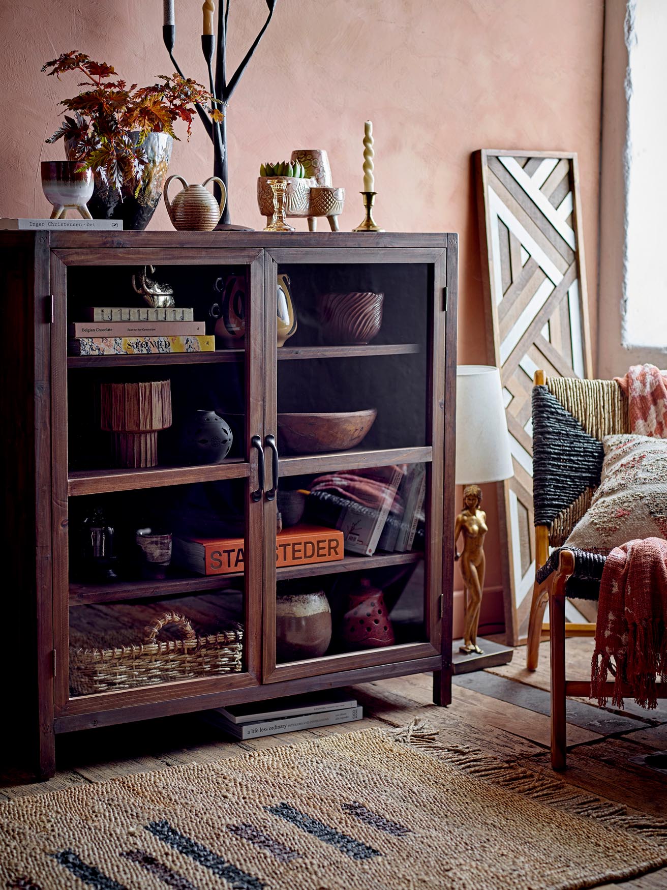Der Shaya Blumentopf aus hochwertigem Steingut vereint elegantes Design mit Funktionalität. Ideal für Pflanzen oder kreative Aufbewahrung.