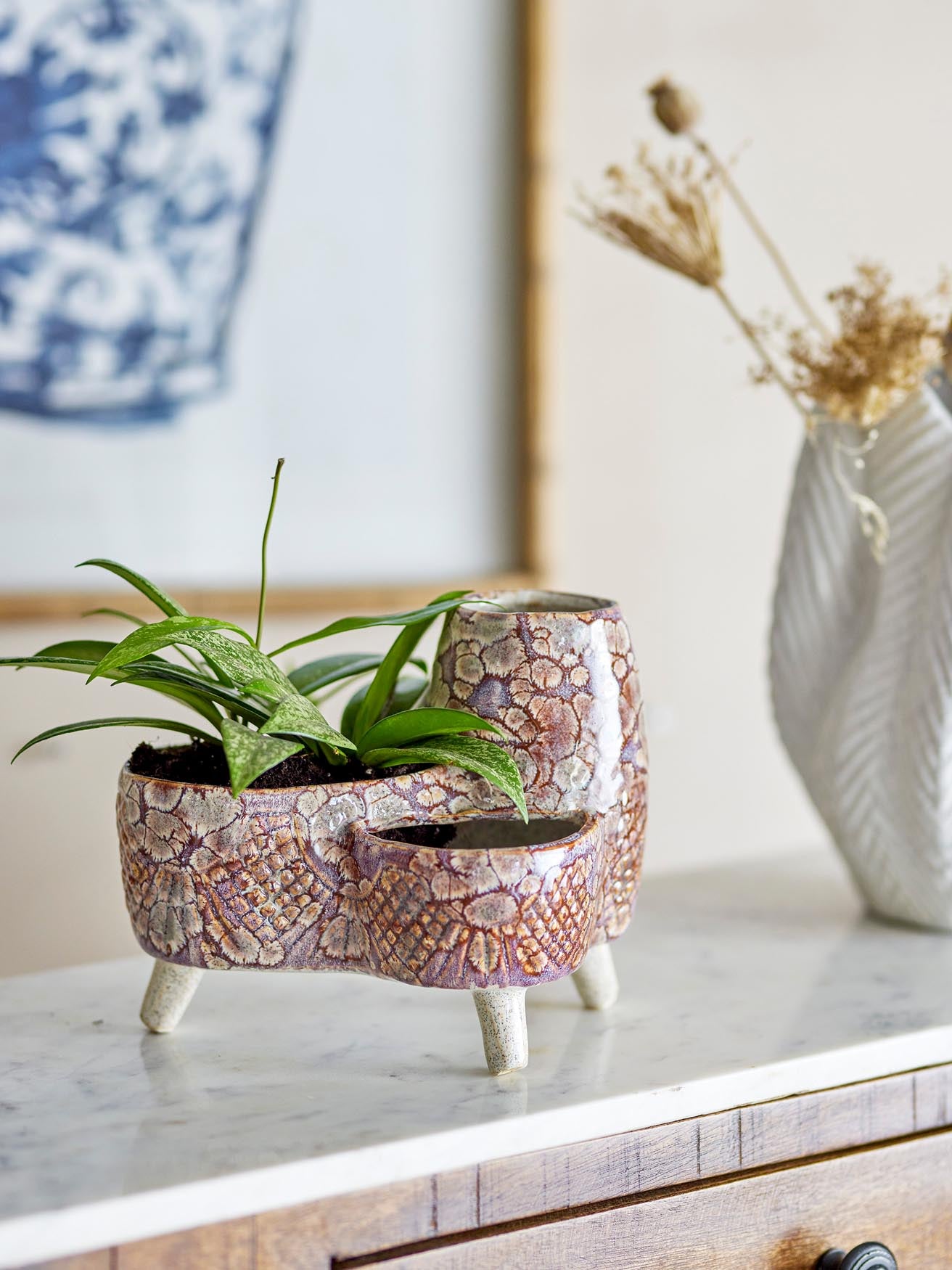 Der Shaya Blumentopf aus Steingut besticht durch seine handgefertigte, reaktive Glasur in sanften Naturtönen. Ideal für Pflanzen und kreative Deko.