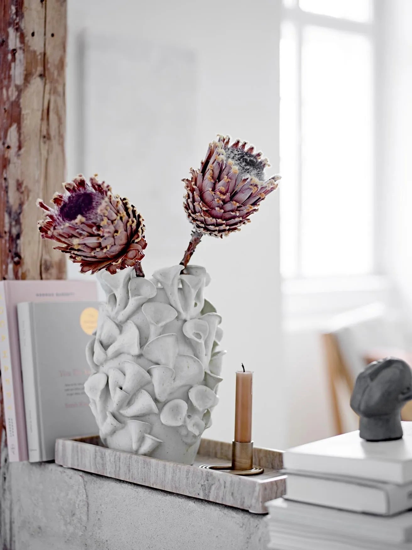 Majsa Tablett: Stilvolles Design in braunem Marmor von Bloomingville.
