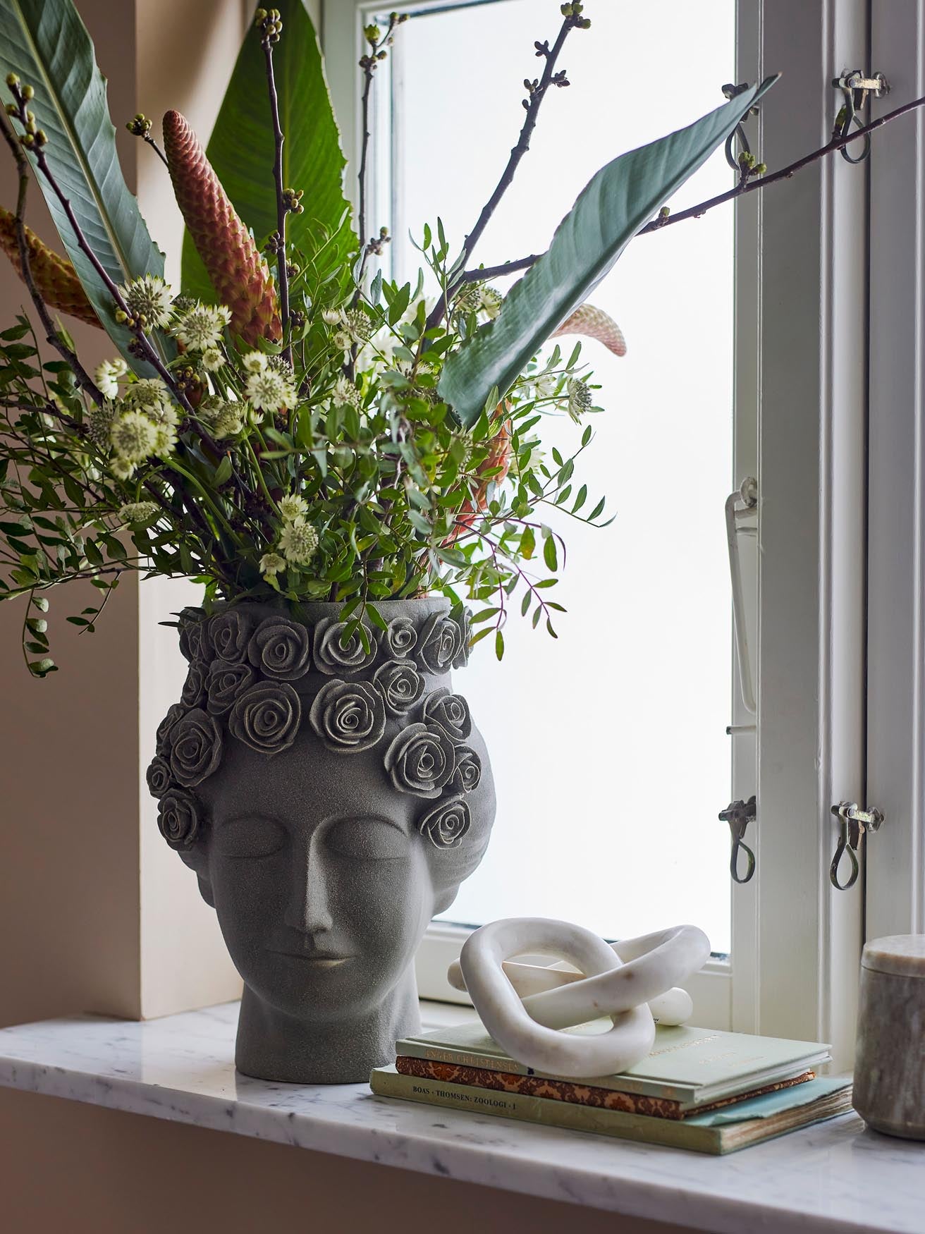 Entdecken Sie die Akira Vase von Bloomingville: Ein einzigartiges, graues Steingut-Unikat, das jedem Raum Stil und Eleganz verleiht.