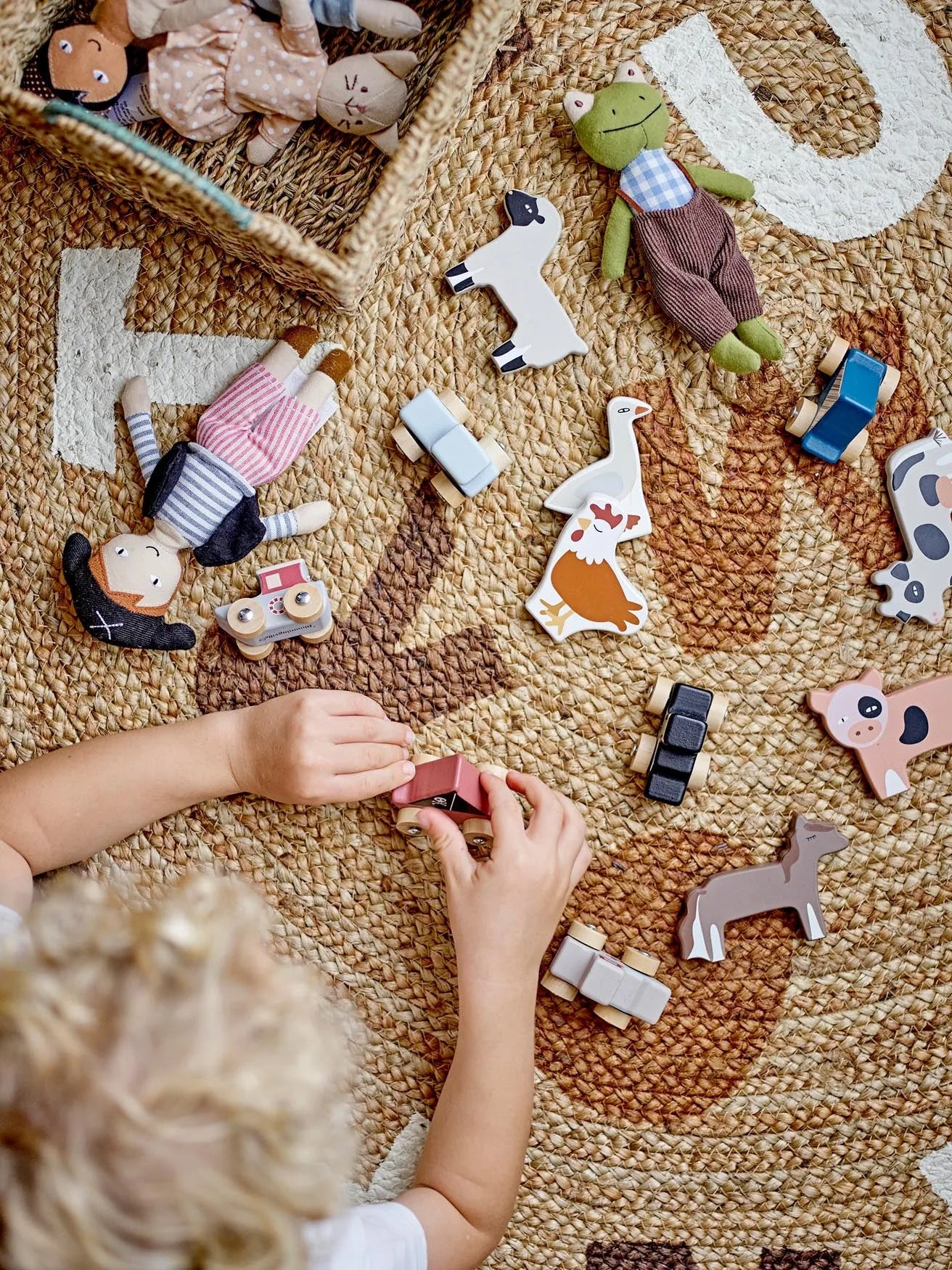 Gelbe Baumwollpuppe von Bloomingville Mini – ideal für fantasievolles Spiel.