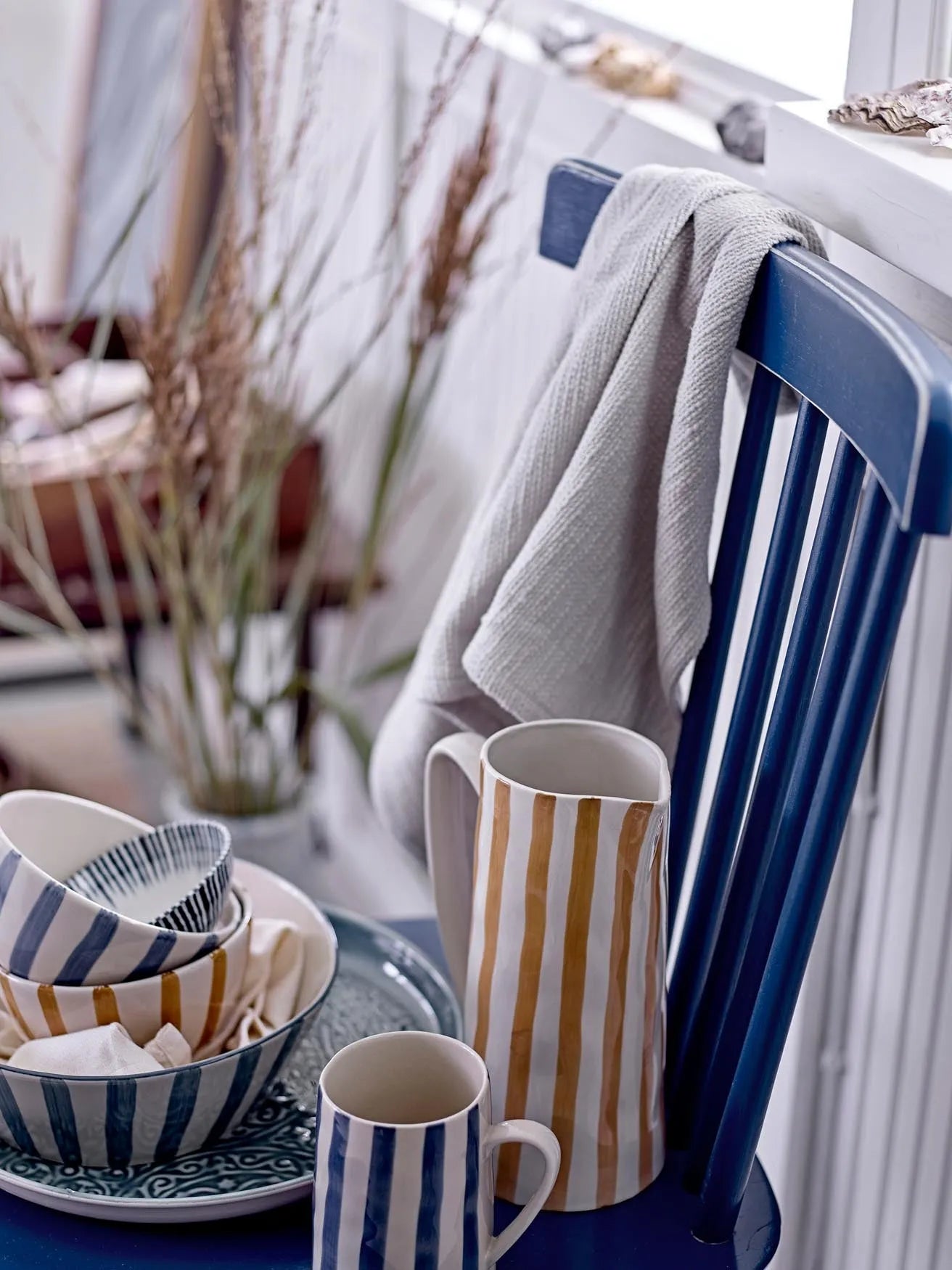 Handgefertigter Begonia Krug aus braunem Steingut von Creative Collection.